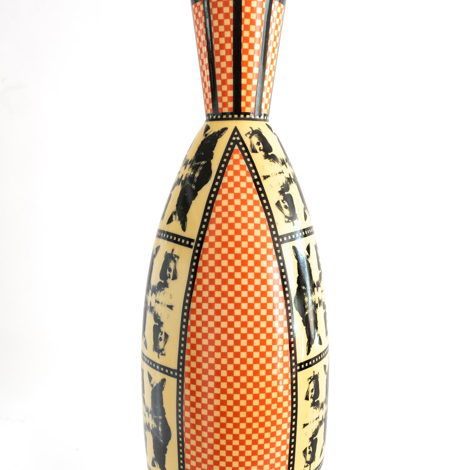 Scandinavo Vaso alto in porcellana Åsa Lindström per Rörstrand con motivo a scacchiera in vendita