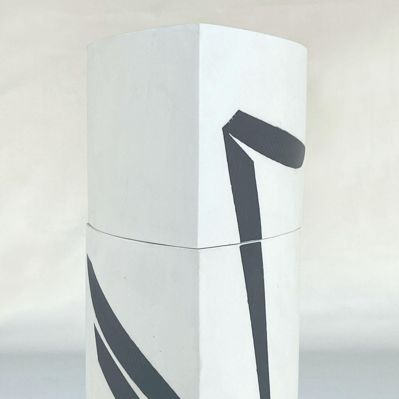Fait main Grande sculpture et récipient en porcelaine avec couvercle, blanc et indigo par  Jutta Albert en vente