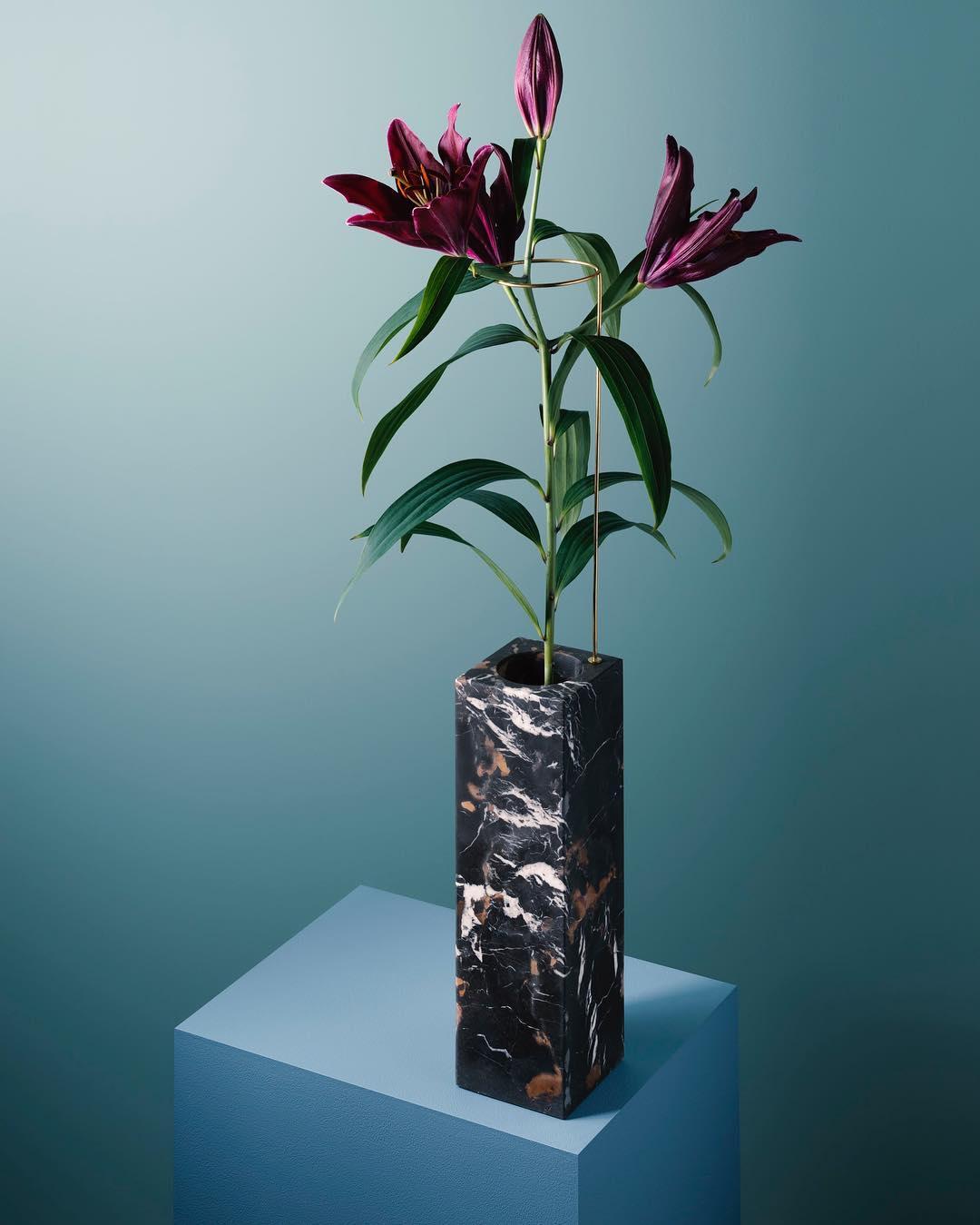 Posture marble vase - Carl Kleiner
Dimensions:
- marble: 57.5 x 9 x 9 cm
- metal: Ø3mm
Material: Africa Black

Taking inspiration from photographer Carl Kleiner's 2014 series 