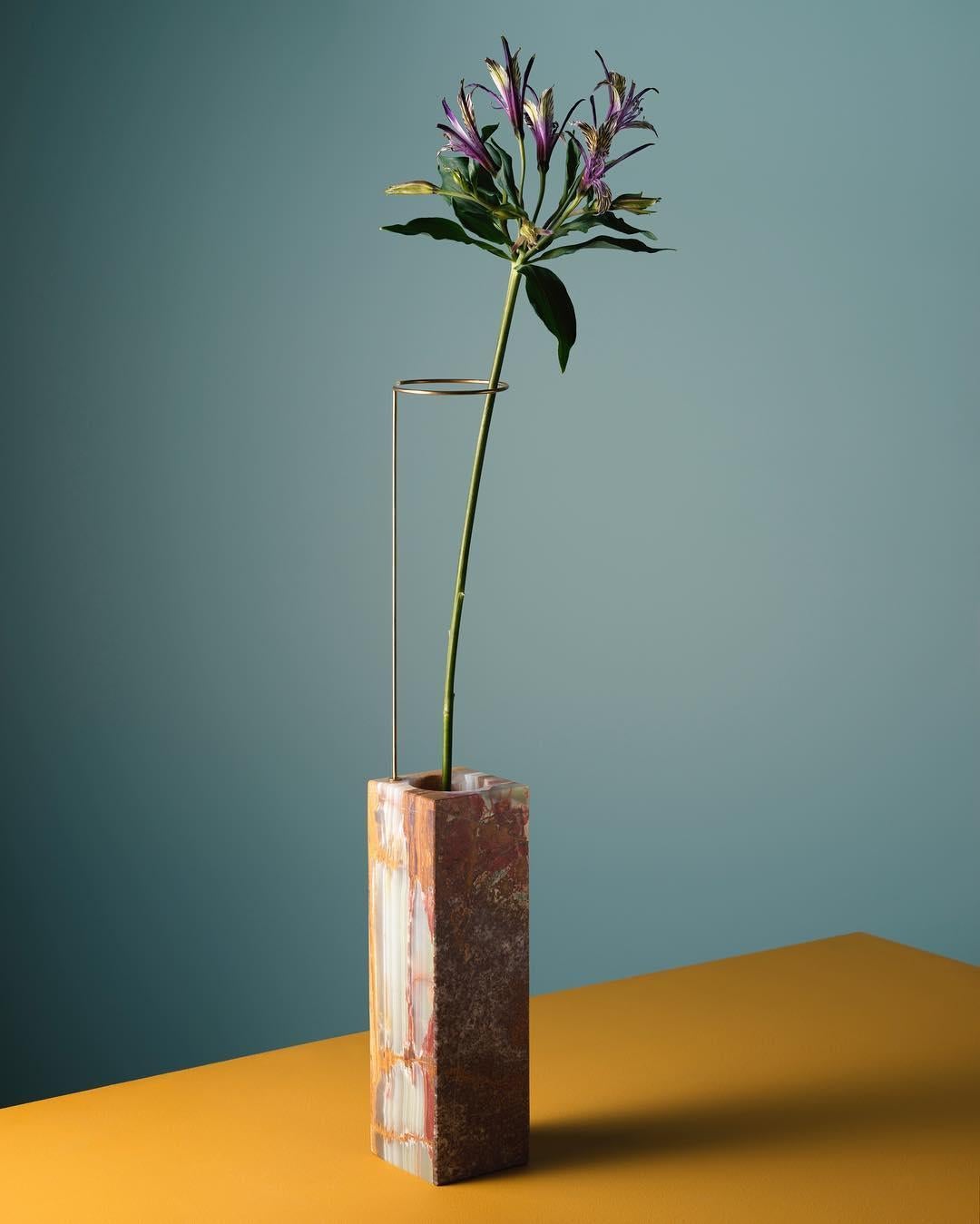 Tall Posture Marble Vase, Carl Kleiner (21. Jahrhundert und zeitgenössisch)