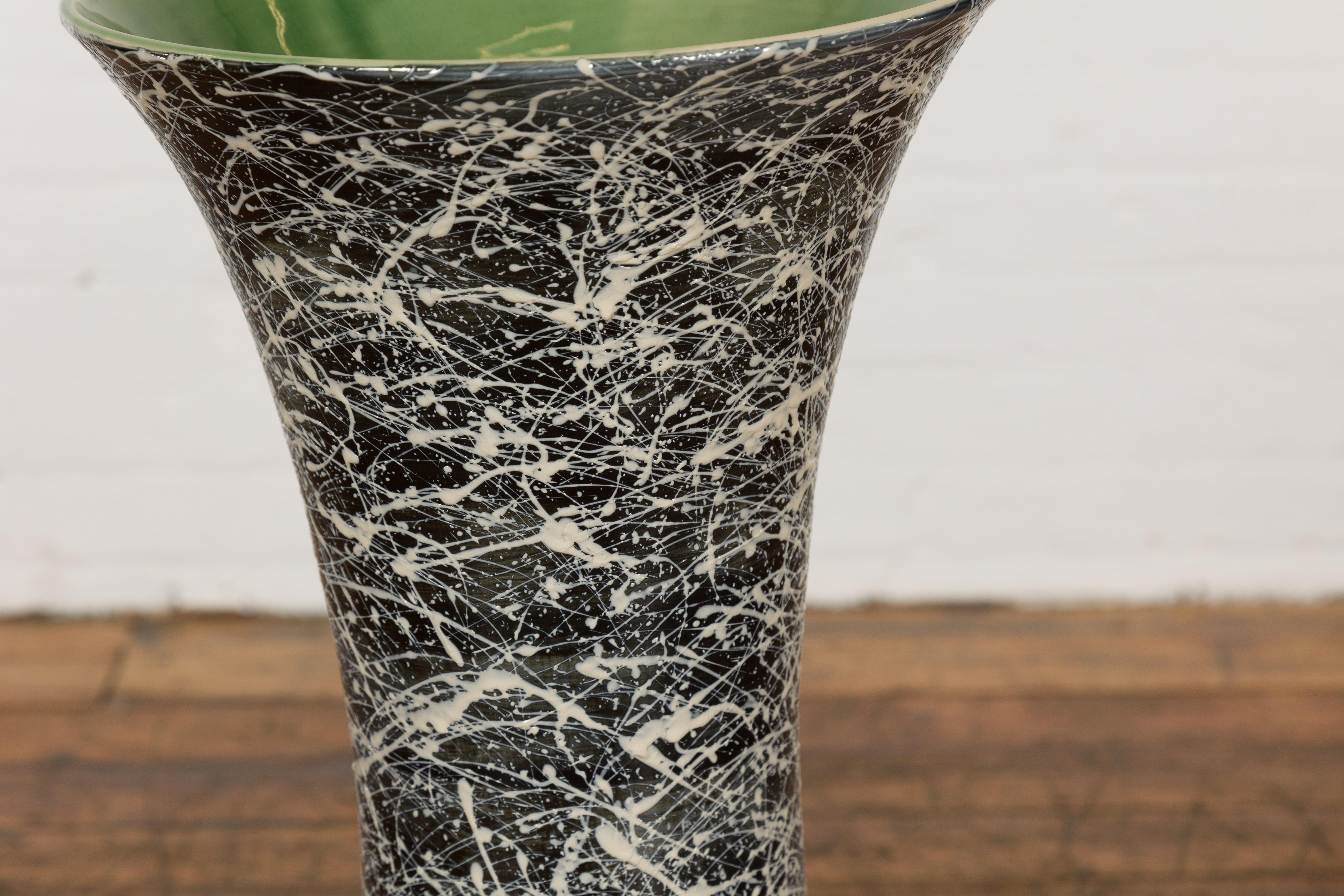Grand vase artisanal Prem Collection noir et blanc avec décor de gouttes en vente 5