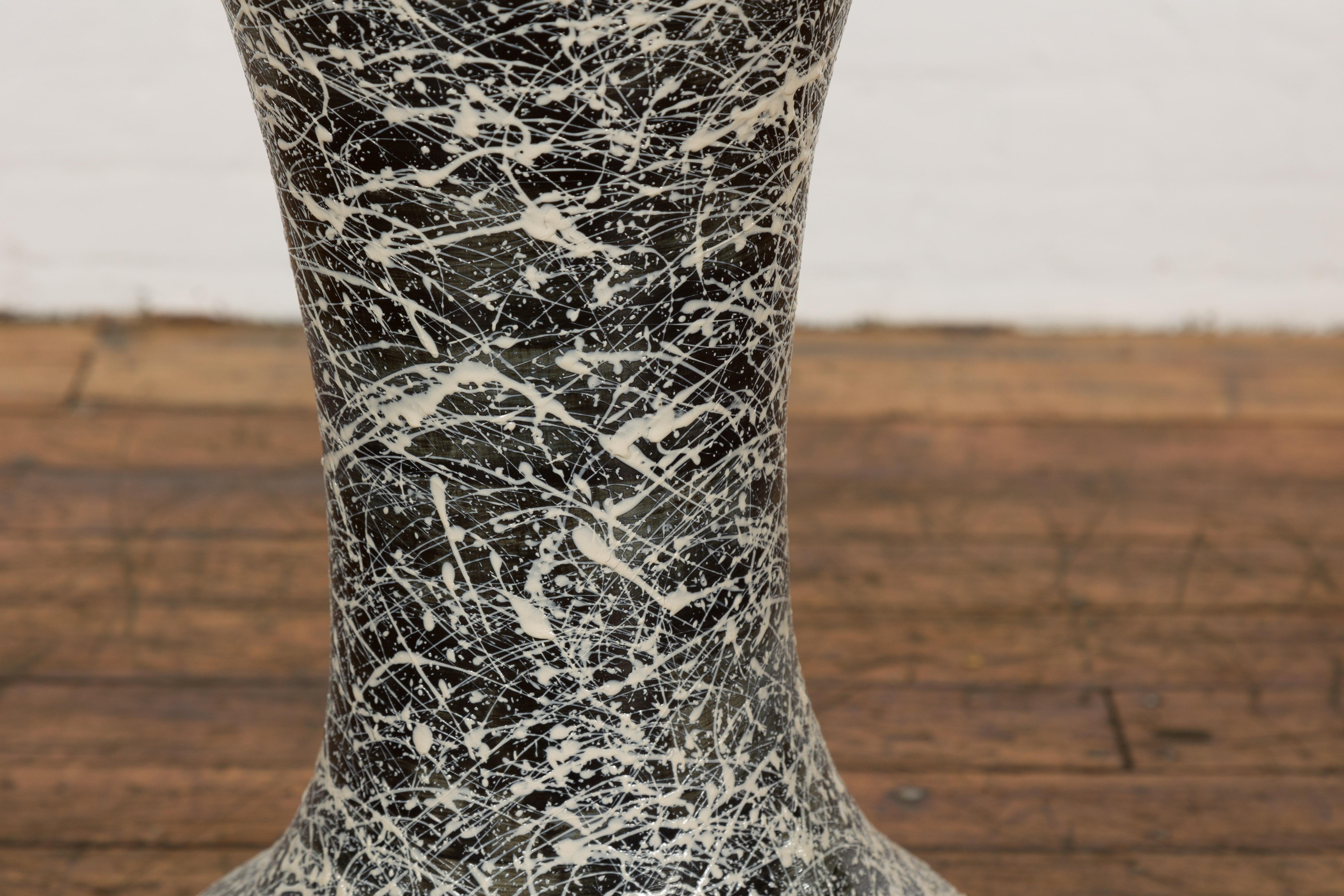 Grand vase artisanal Prem Collection noir et blanc avec décor de gouttes en vente 6