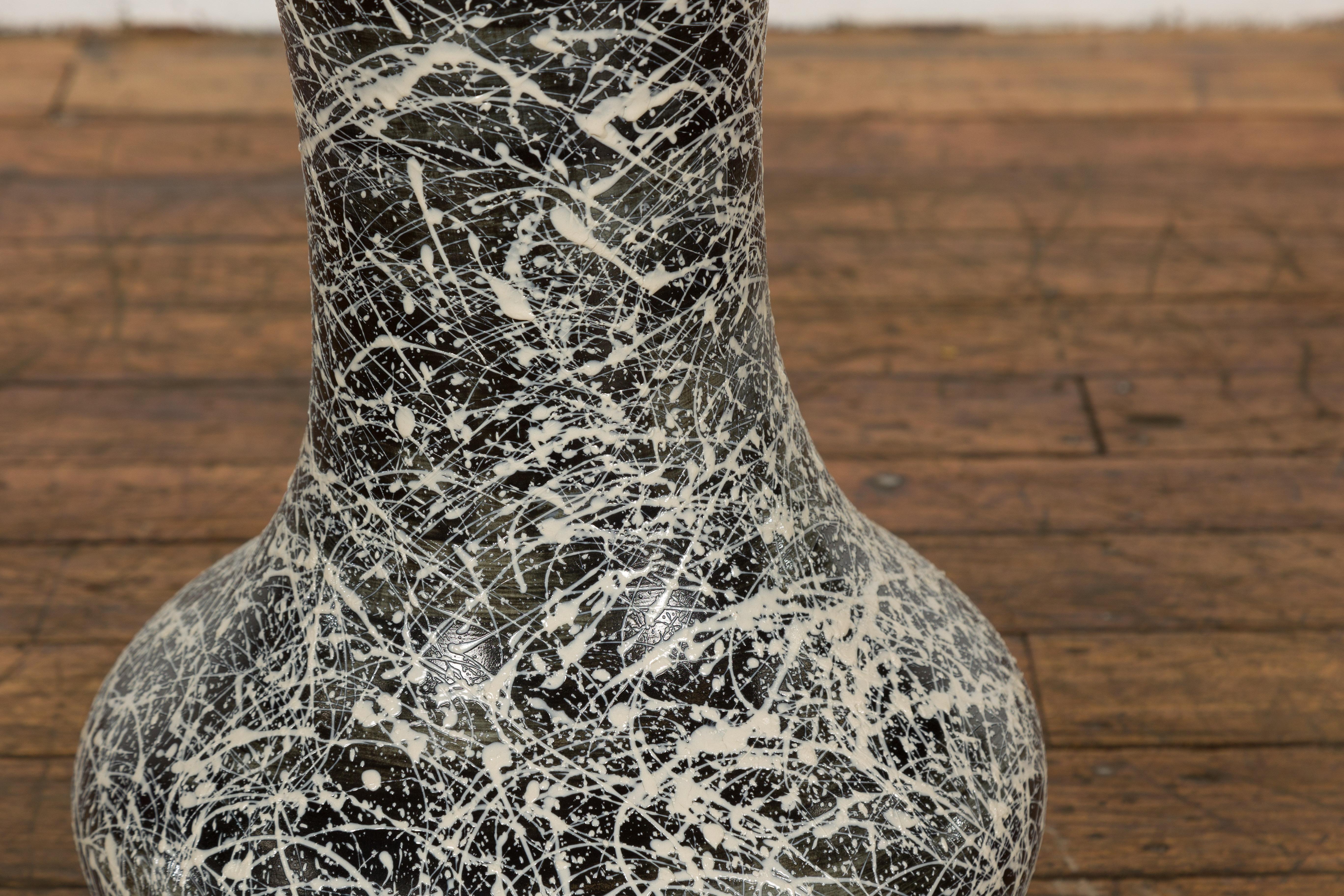 Grand vase artisanal Prem Collection noir et blanc avec décor de gouttes en vente 7