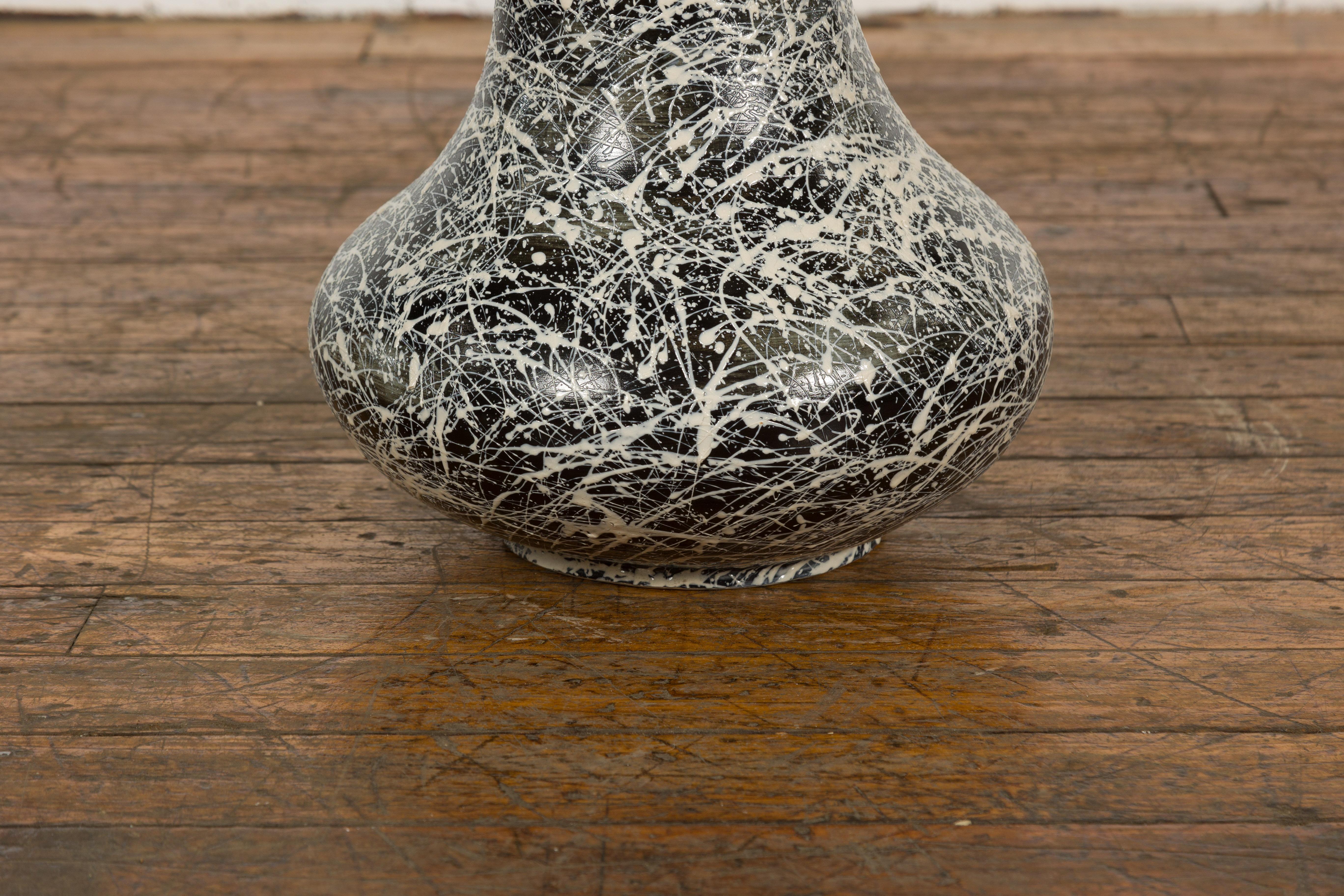 Grand vase artisanal Prem Collection noir et blanc avec décor de gouttes en vente 9