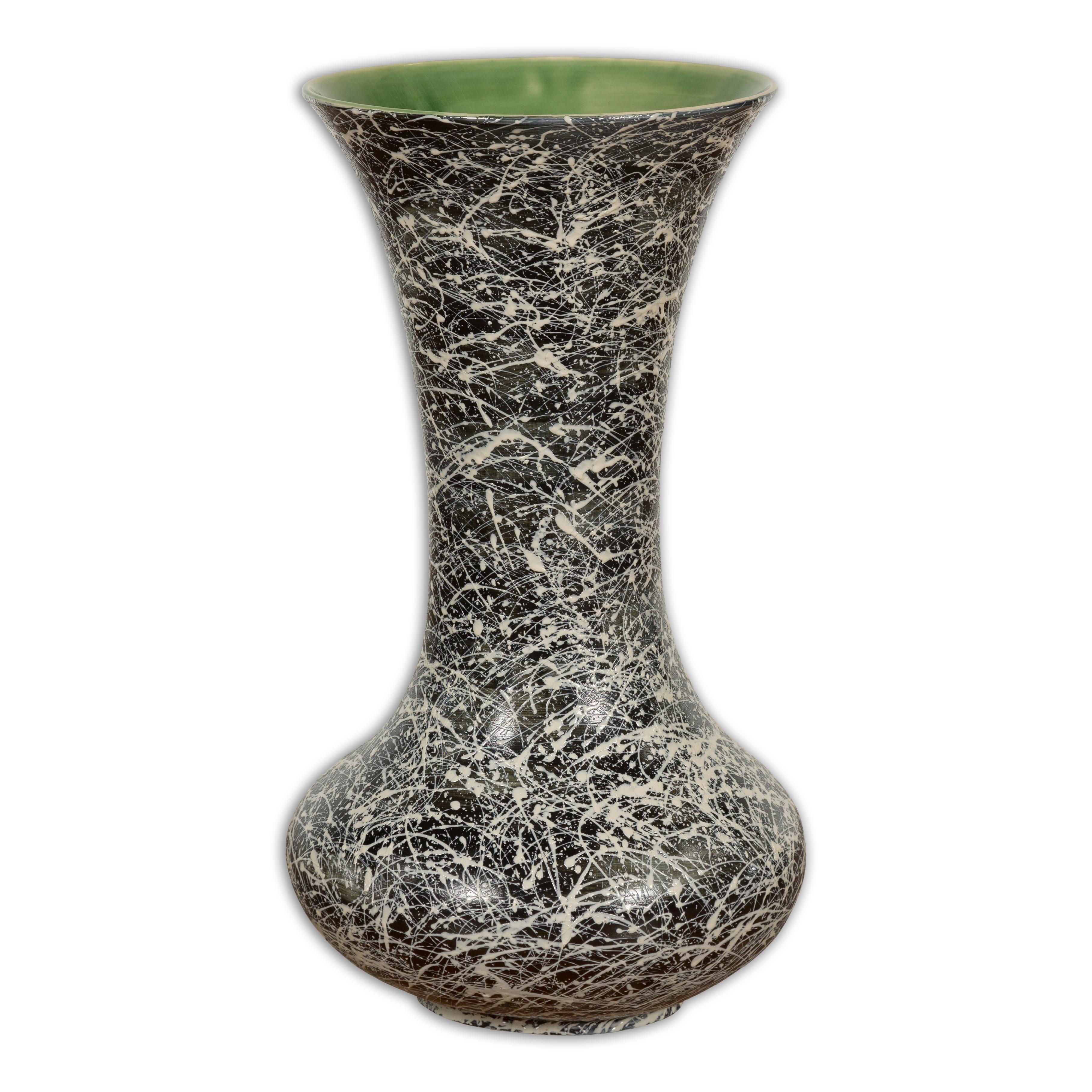 Grand vase artisanal Prem Collection noir et blanc avec décor de gouttes en vente 11
