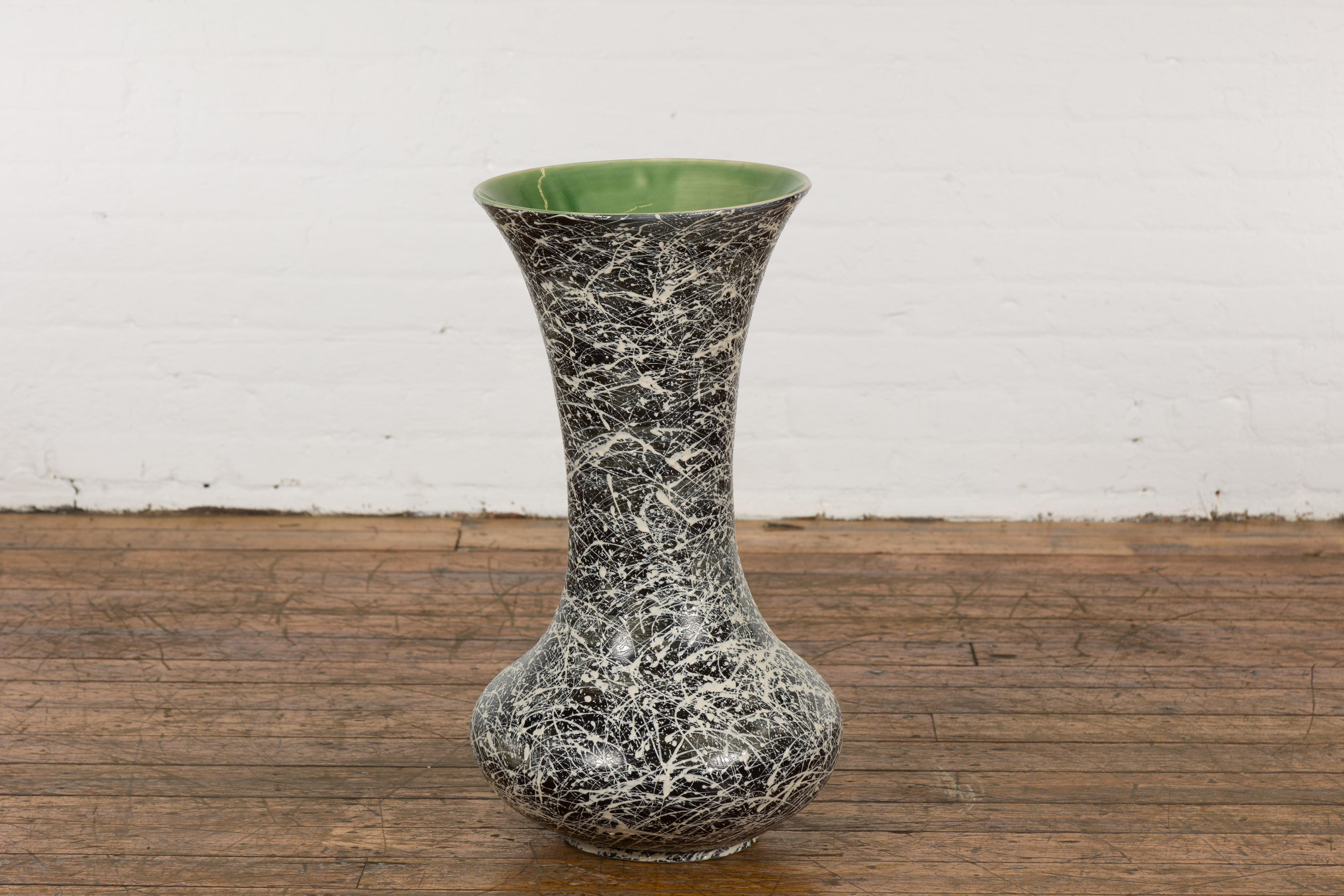 Céramique Grand vase artisanal Prem Collection noir et blanc avec décor de gouttes en vente