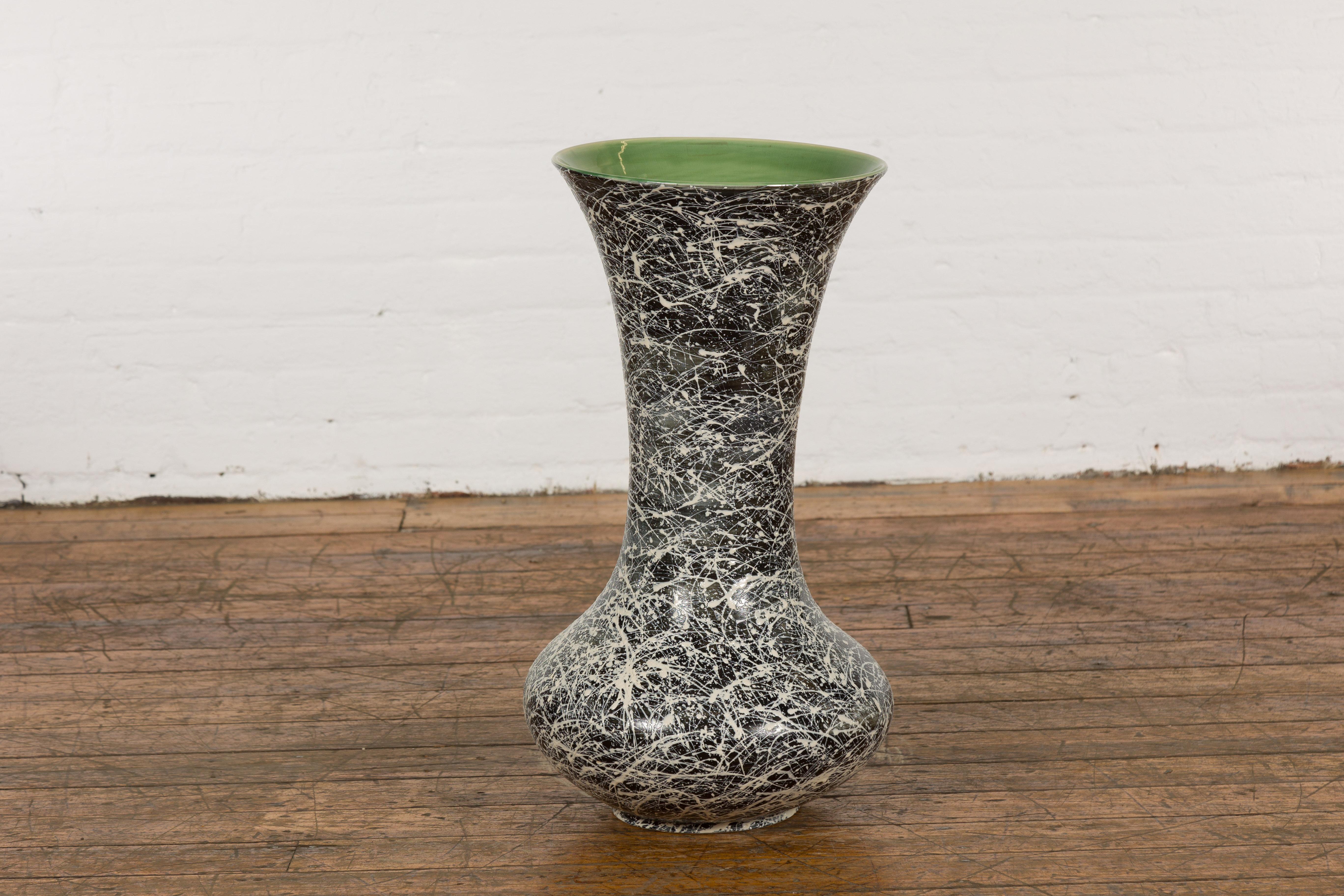 Grand vase artisanal Prem Collection noir et blanc avec décor de gouttes en vente 1