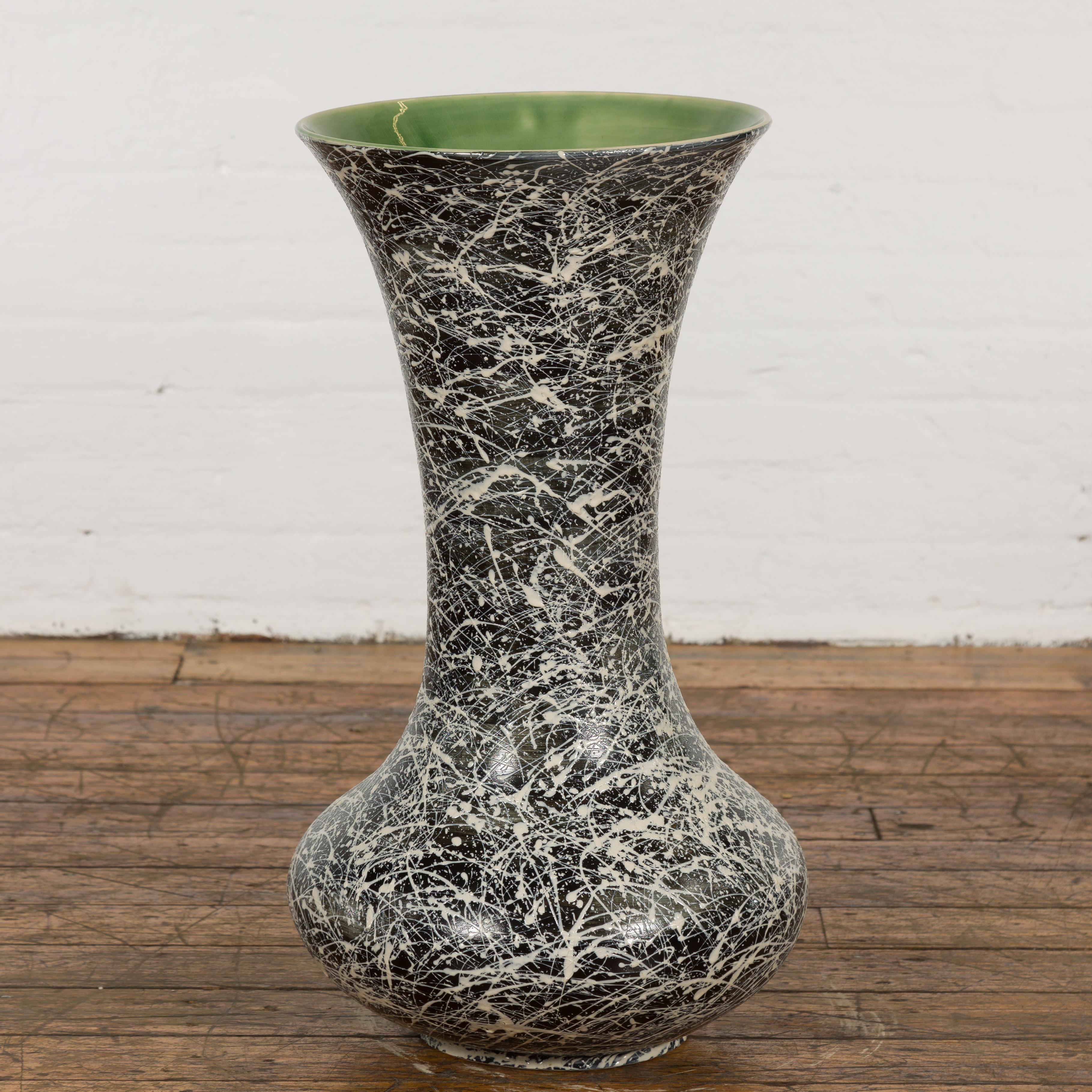 Grand vase artisanal Prem Collection noir et blanc avec décor de gouttes en vente 2