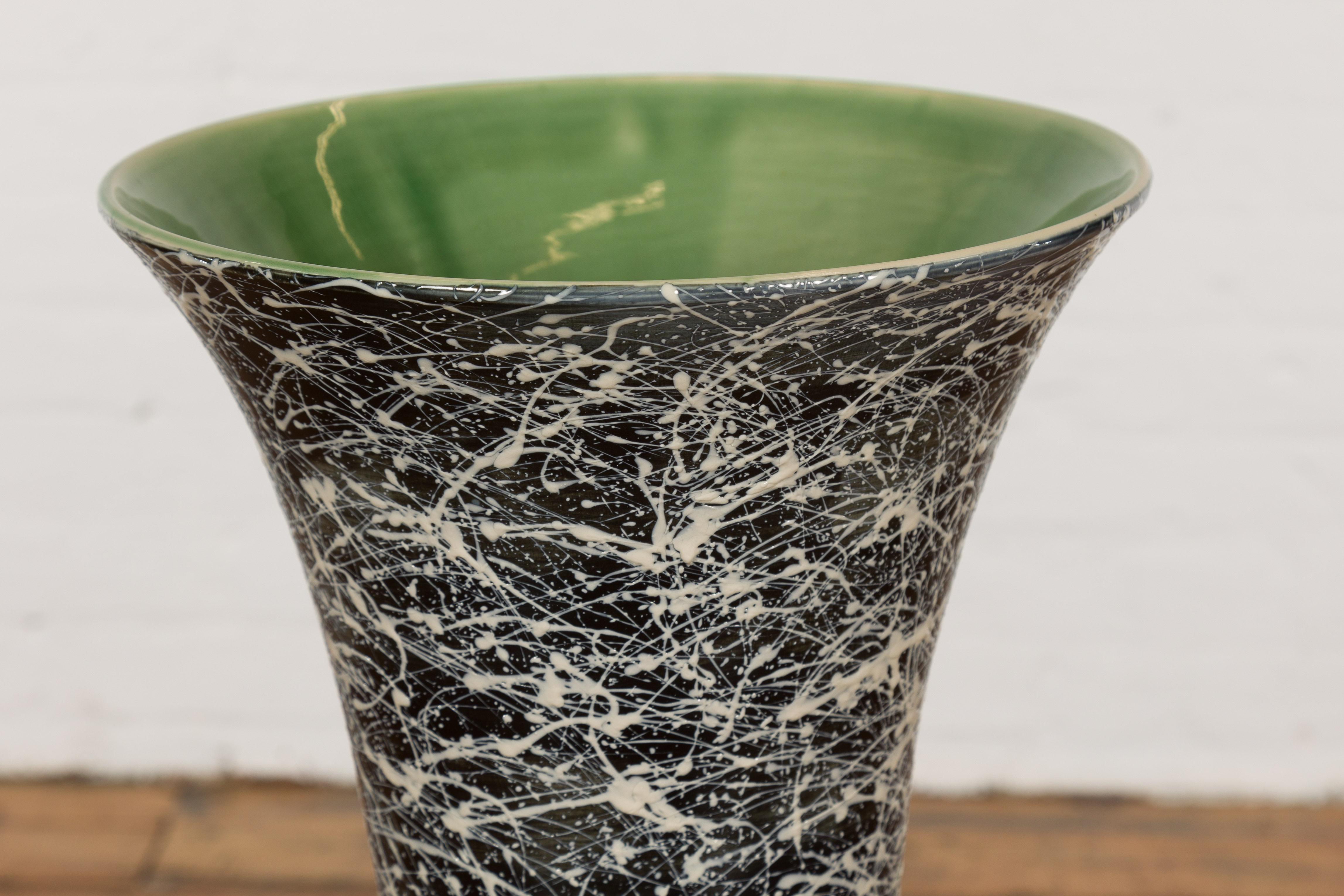 Grand vase artisanal Prem Collection noir et blanc avec décor de gouttes en vente 3