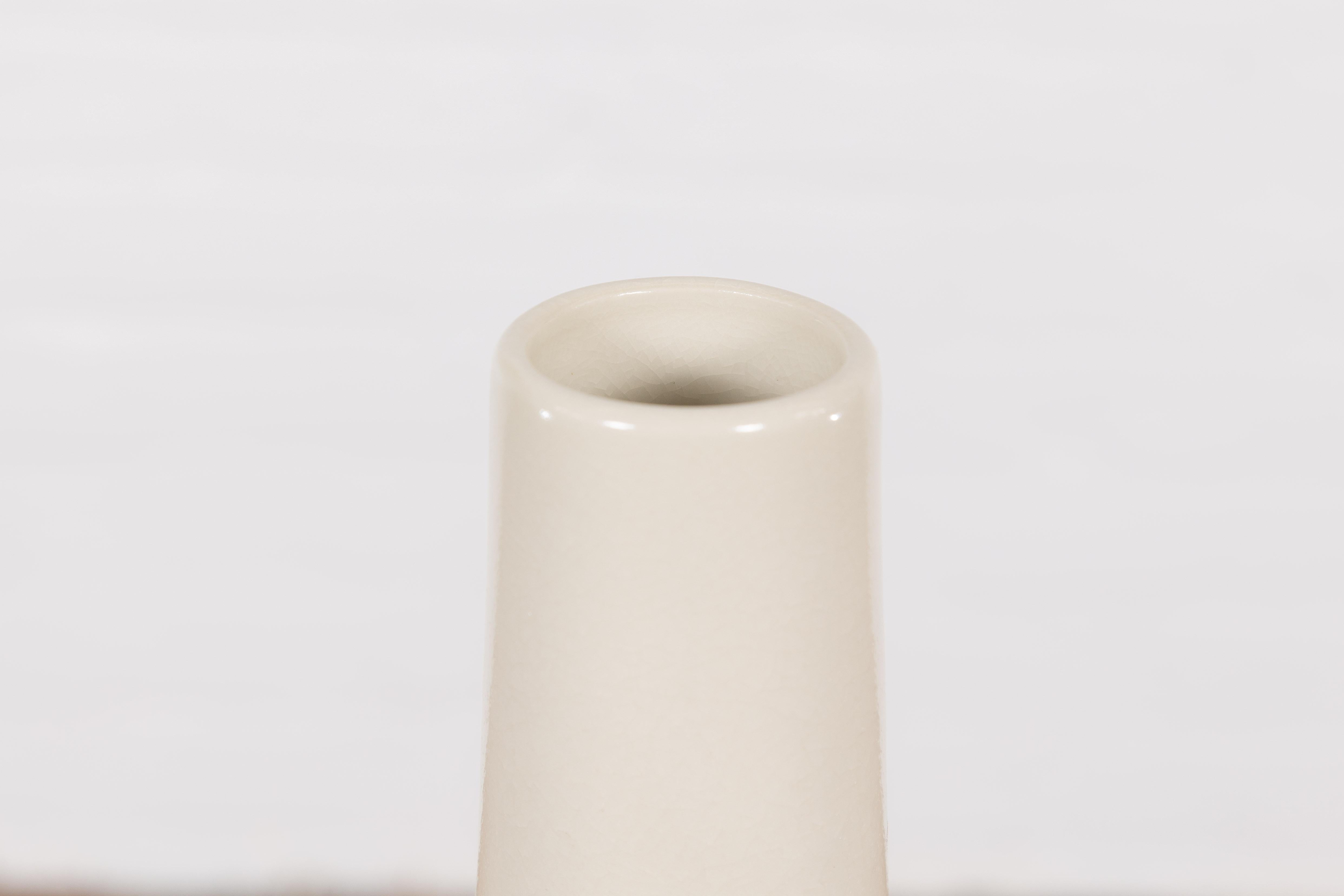 Grand vase en forme de bouteille émaillée crème avec de subtiles lignes filées à la main en vente 4