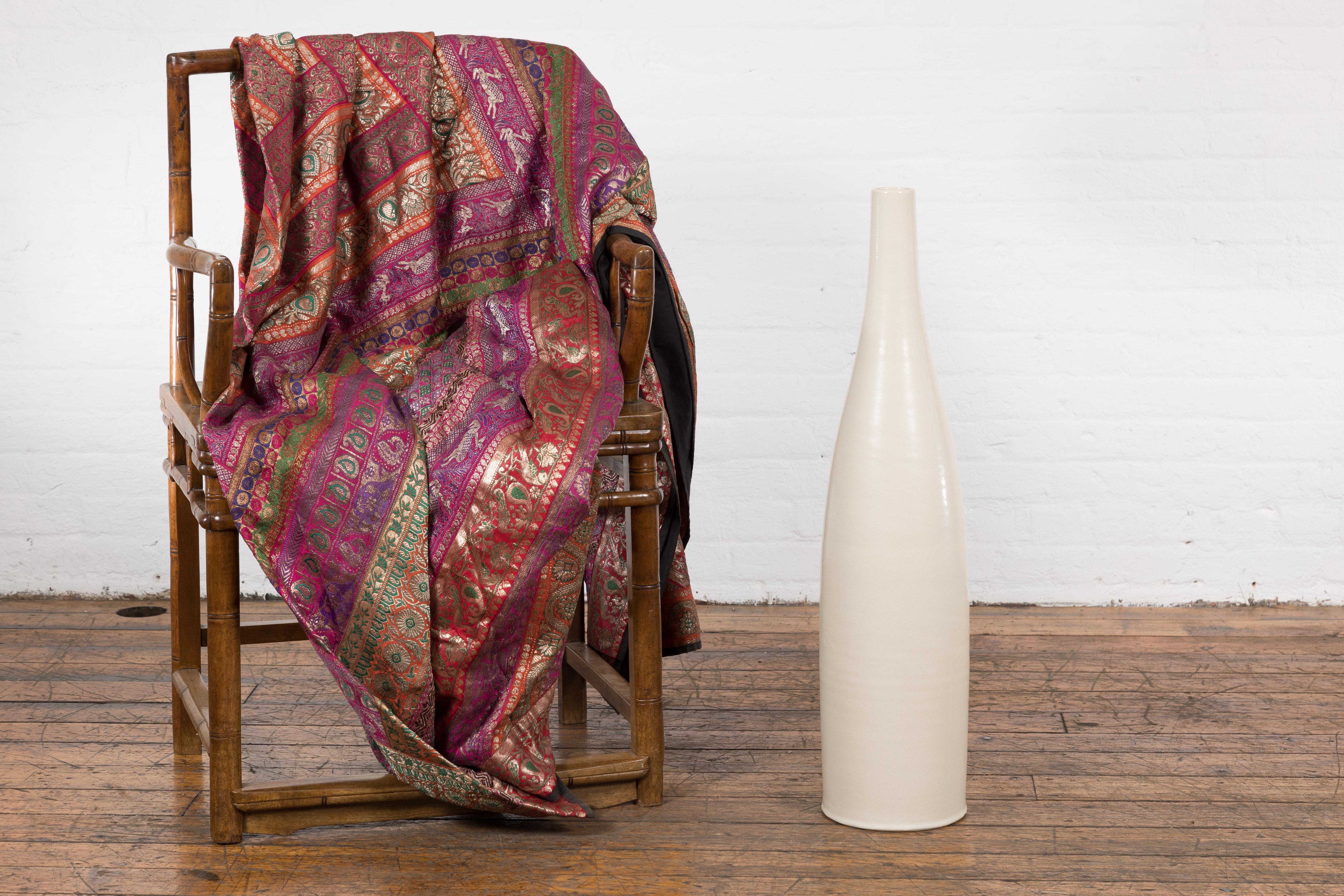 Grand vase en forme de bouteille émaillée crème avec de subtiles lignes filées à la main en vente 5