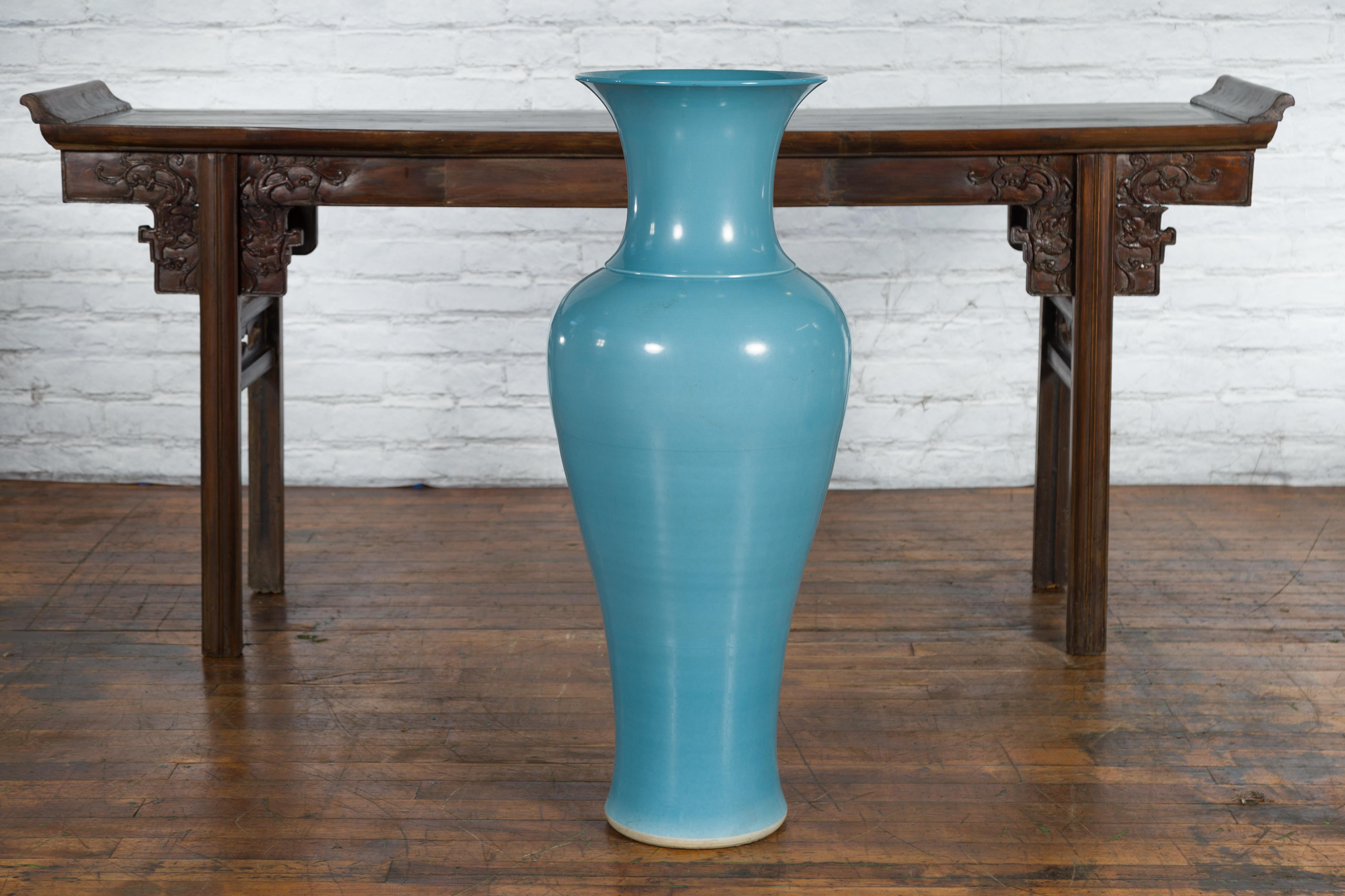 Grand vase en céramique artisanale émaillée bleue douce de la collection Prem avec col évasé en vente 1