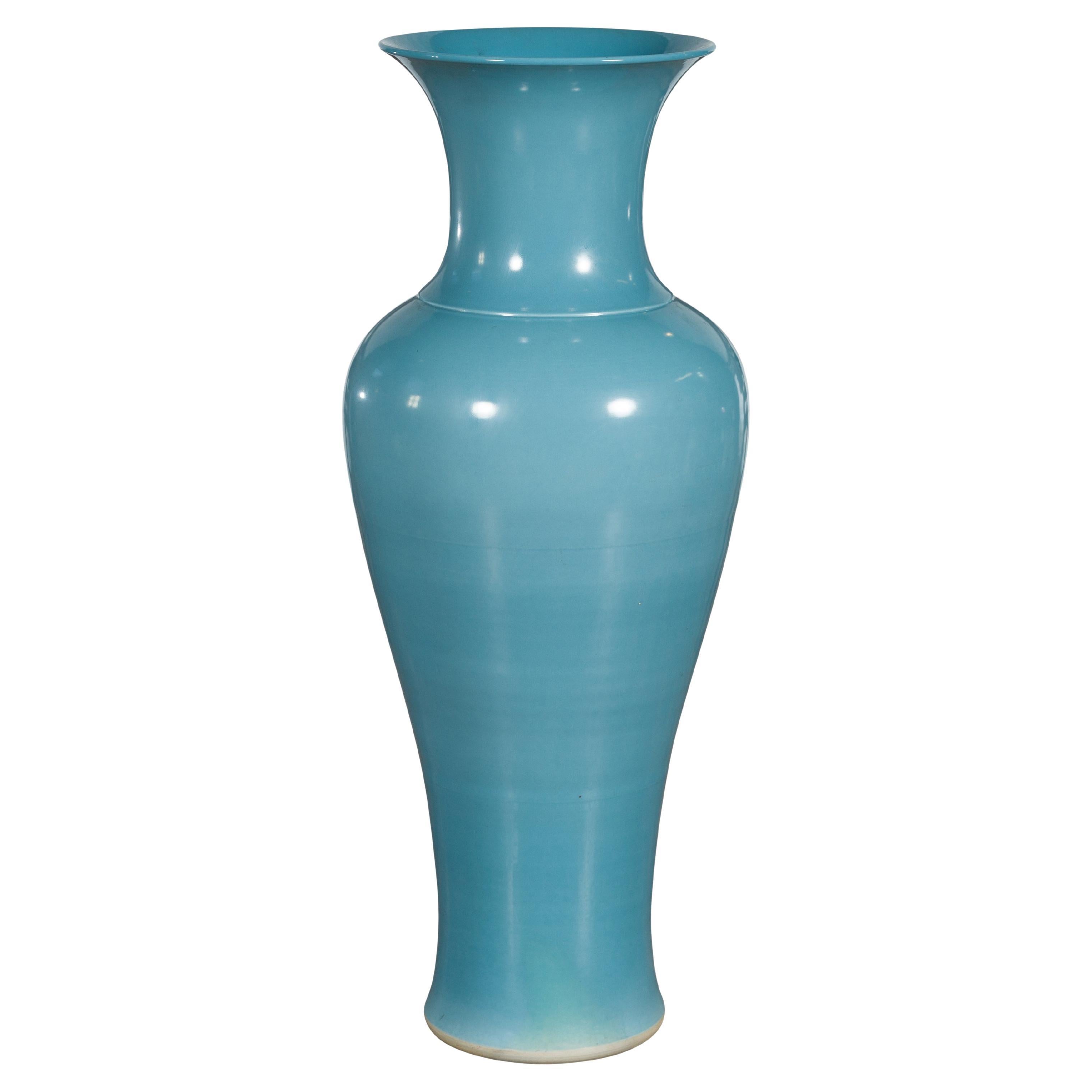 Grand vase en céramique artisanale émaillée bleue douce de la collection Prem avec col évasé