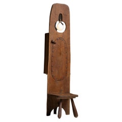 Grande chaise primitive avec table et lampe, France circa 1940