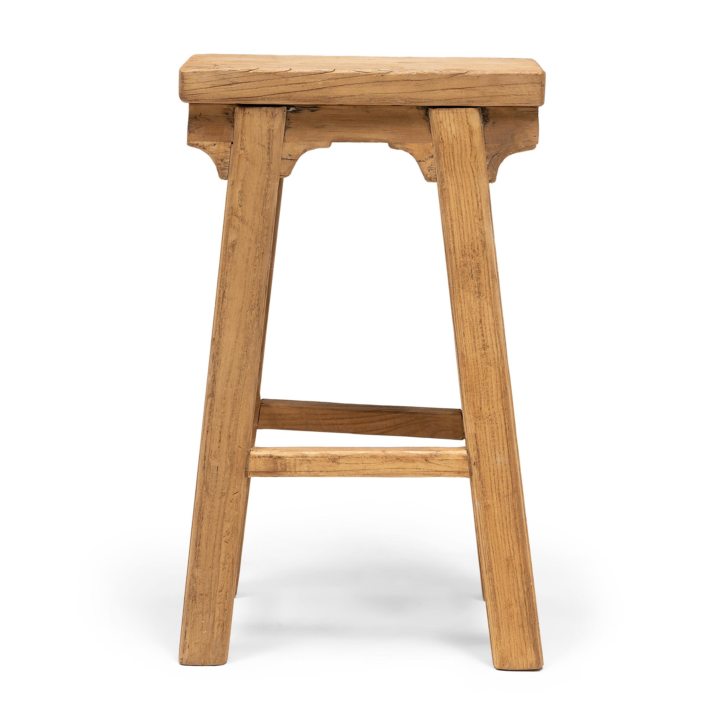 Este taburete provinciano está fabricado artesanalmente al estilo de los taburetes tradicionales chinos de patio, utilizados habitualmente en las casas de la dinastía Qing como asientos versátiles para el día a día. Fabricado en madera de olmo