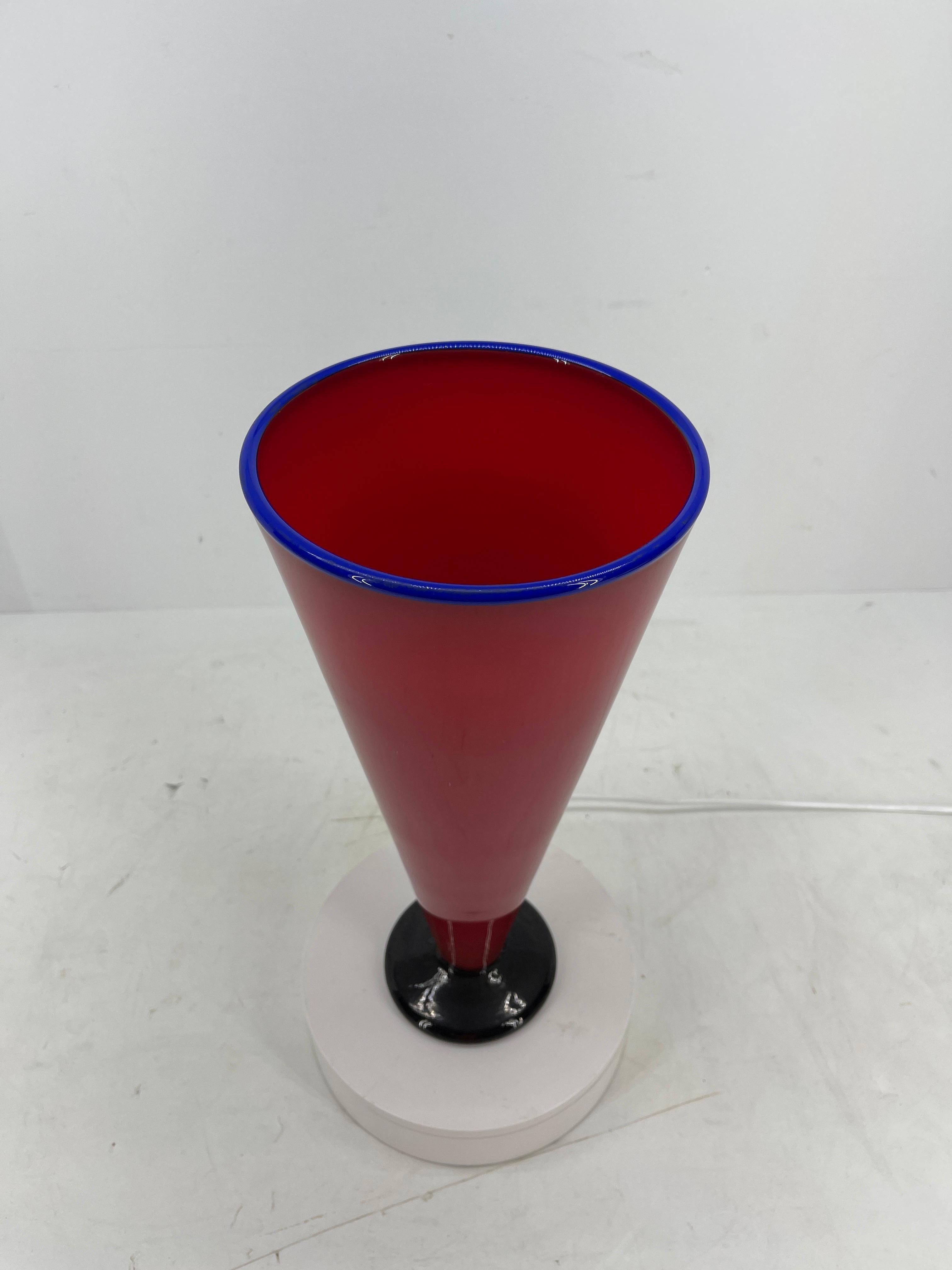 Moderne Grand vase moderne en verre soufflé à la main rouge et bleu en vente