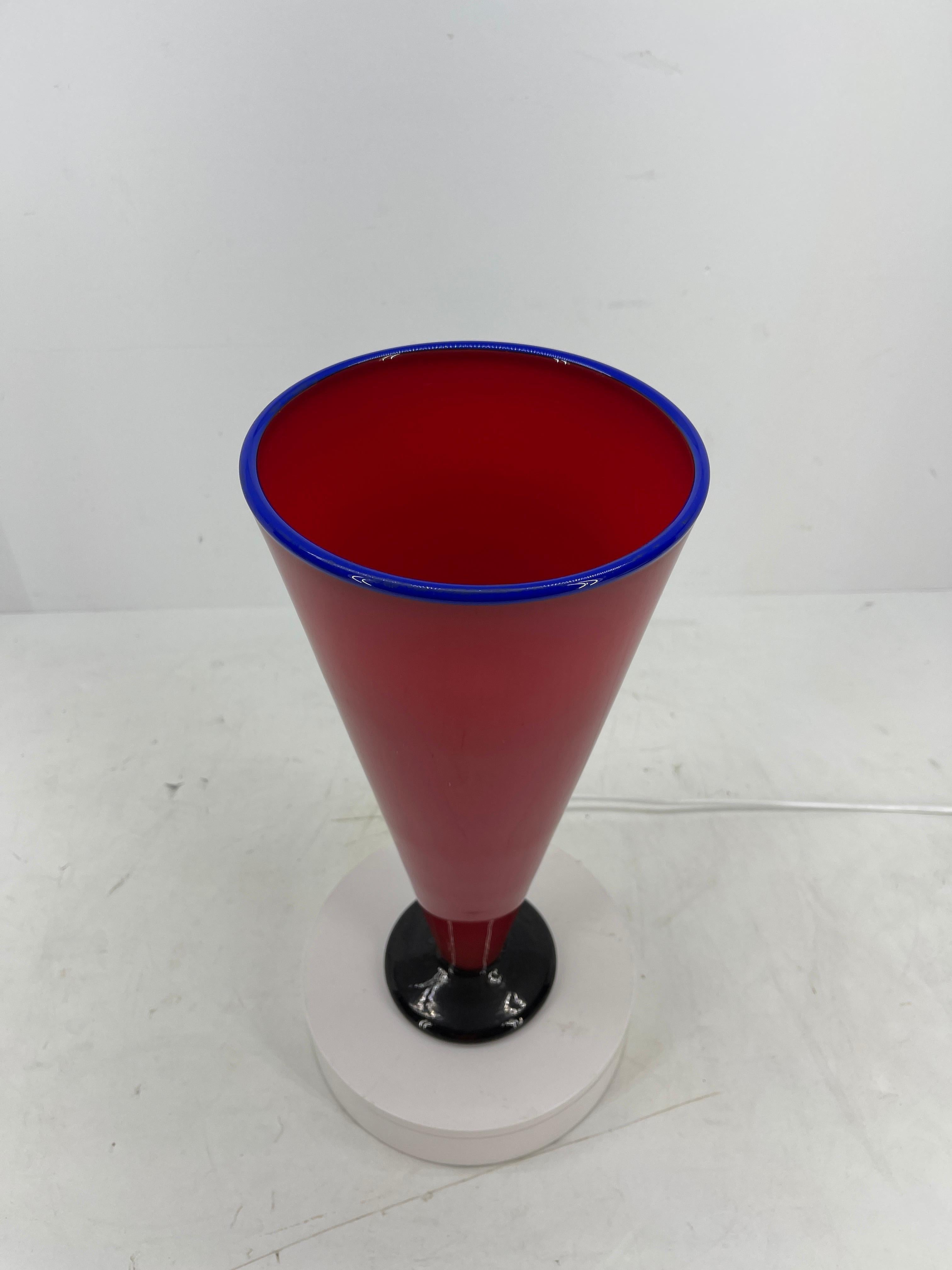 Moderno Vaso alto in vetro soffiato a mano rosso e blu, moderno in vendita