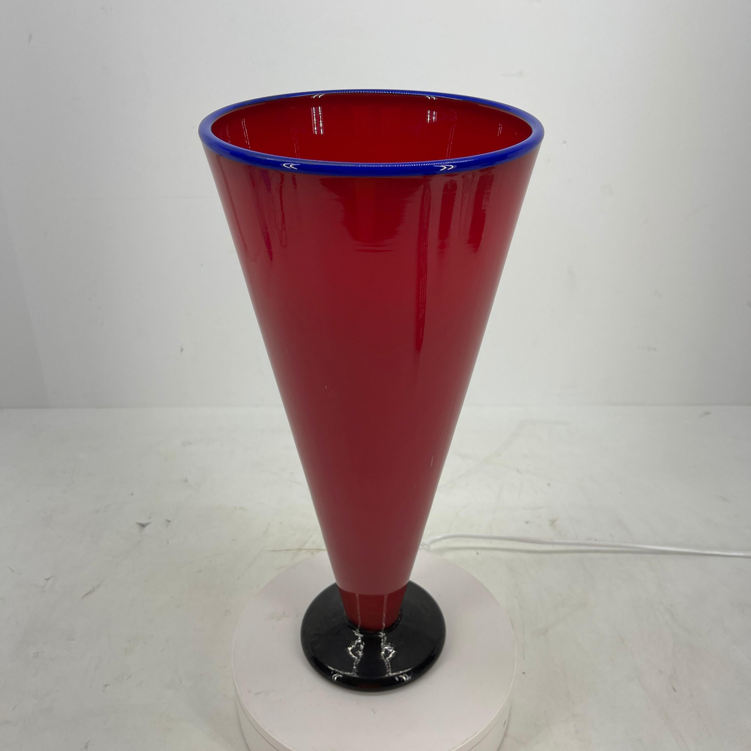 Fait main Grand vase moderne en verre soufflé à la main rouge et bleu en vente