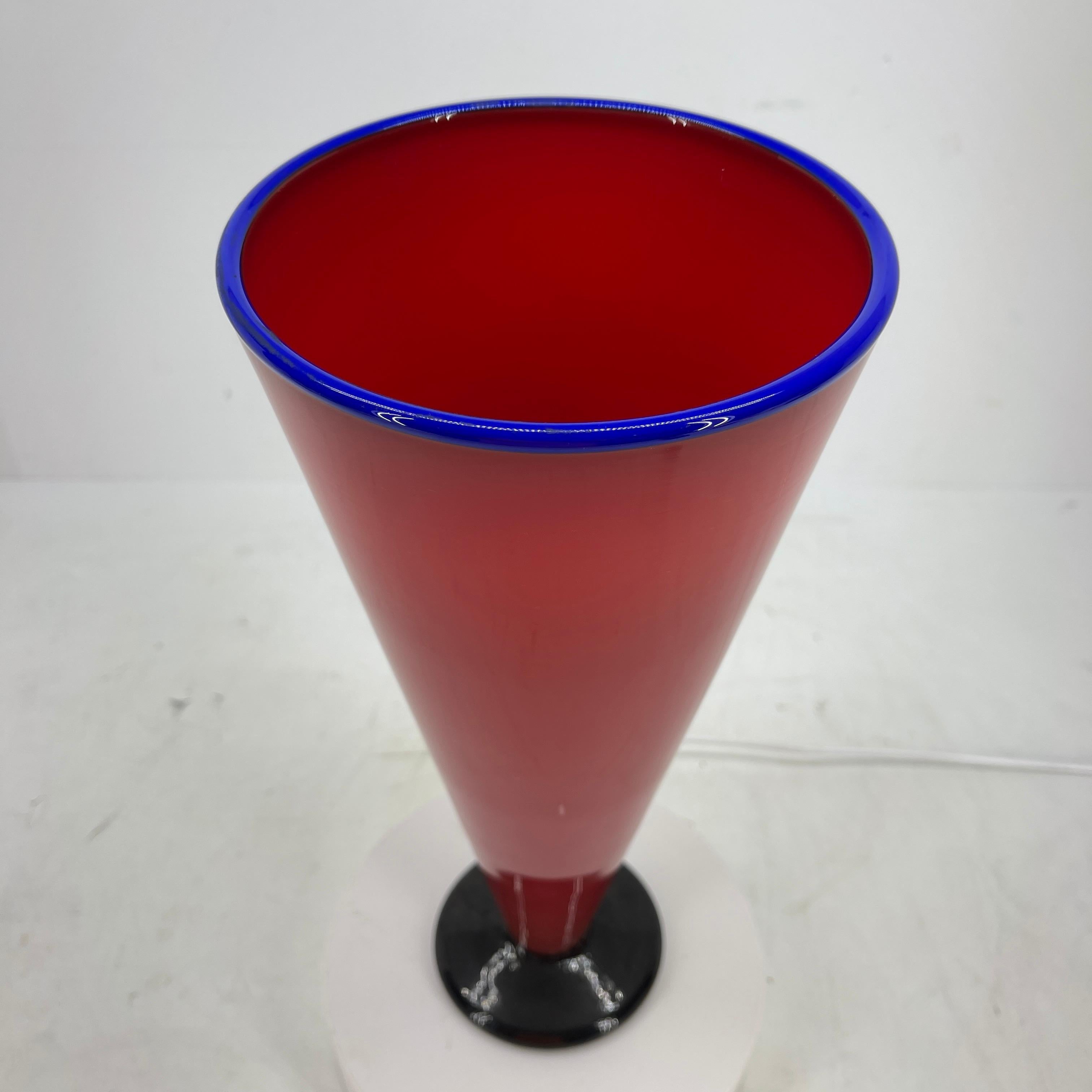 Grand vase moderne en verre soufflé à la main rouge et bleu Bon état - En vente à Haddonfield, NJ