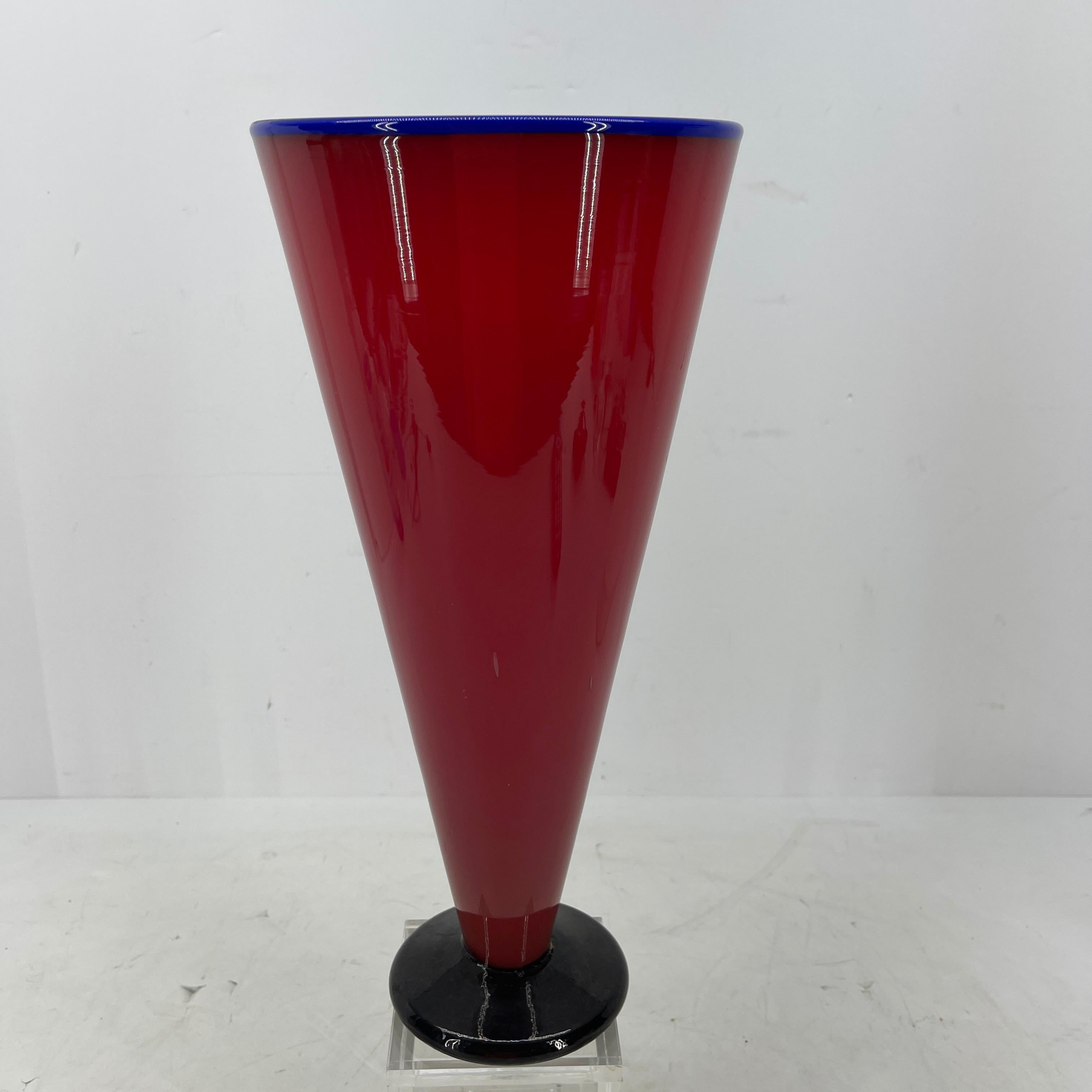 20ième siècle Grand vase moderne en verre soufflé à la main rouge et bleu en vente