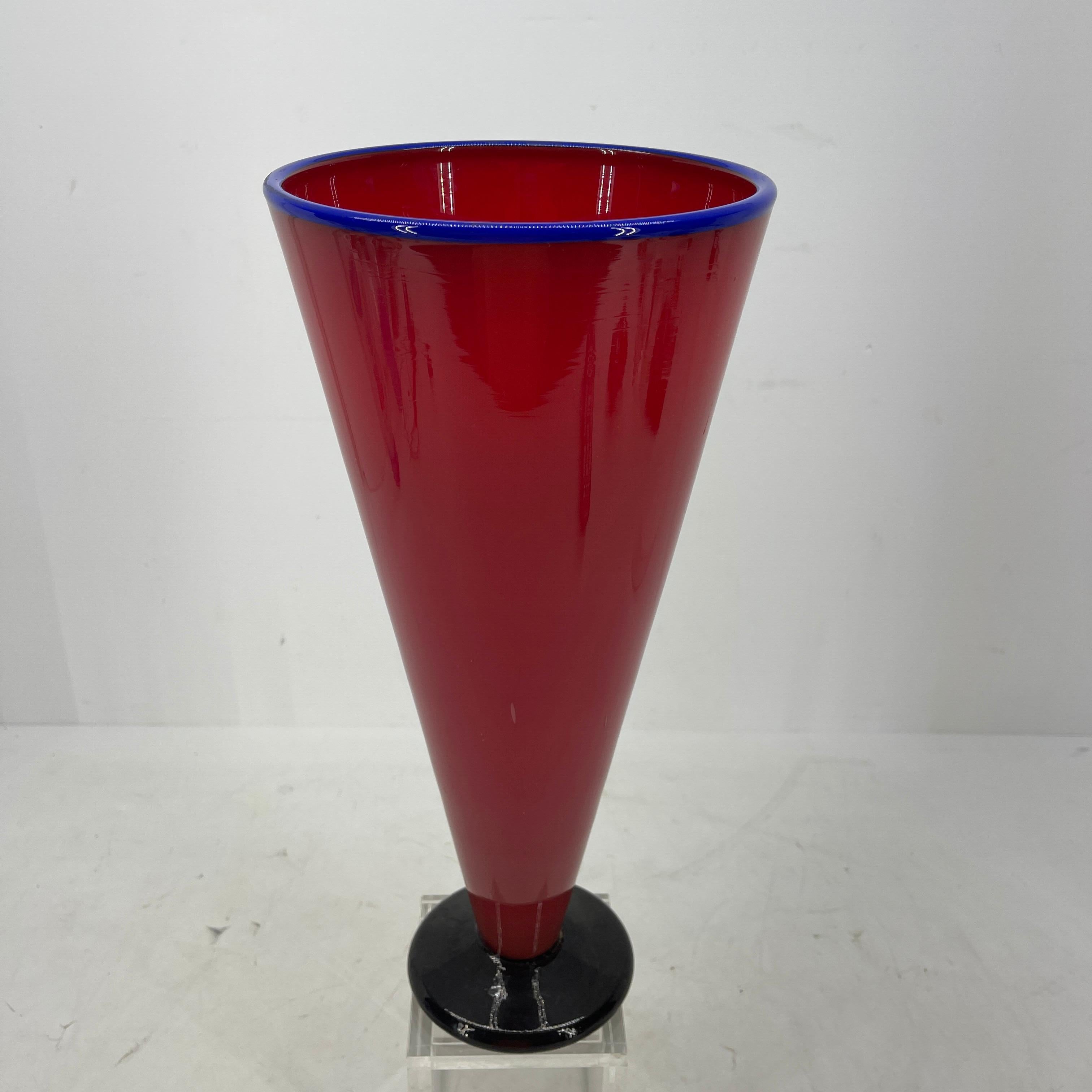 Verre brun Grand vase moderne en verre soufflé à la main rouge et bleu en vente