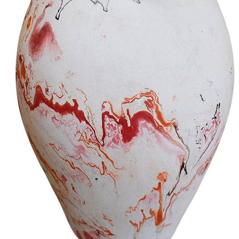 Große rote und orange marmorierte Wirbel Ton-Vase, indische Hochzeitskeramik im Zustand „Gut“ im Angebot in Oklahoma City, OK
