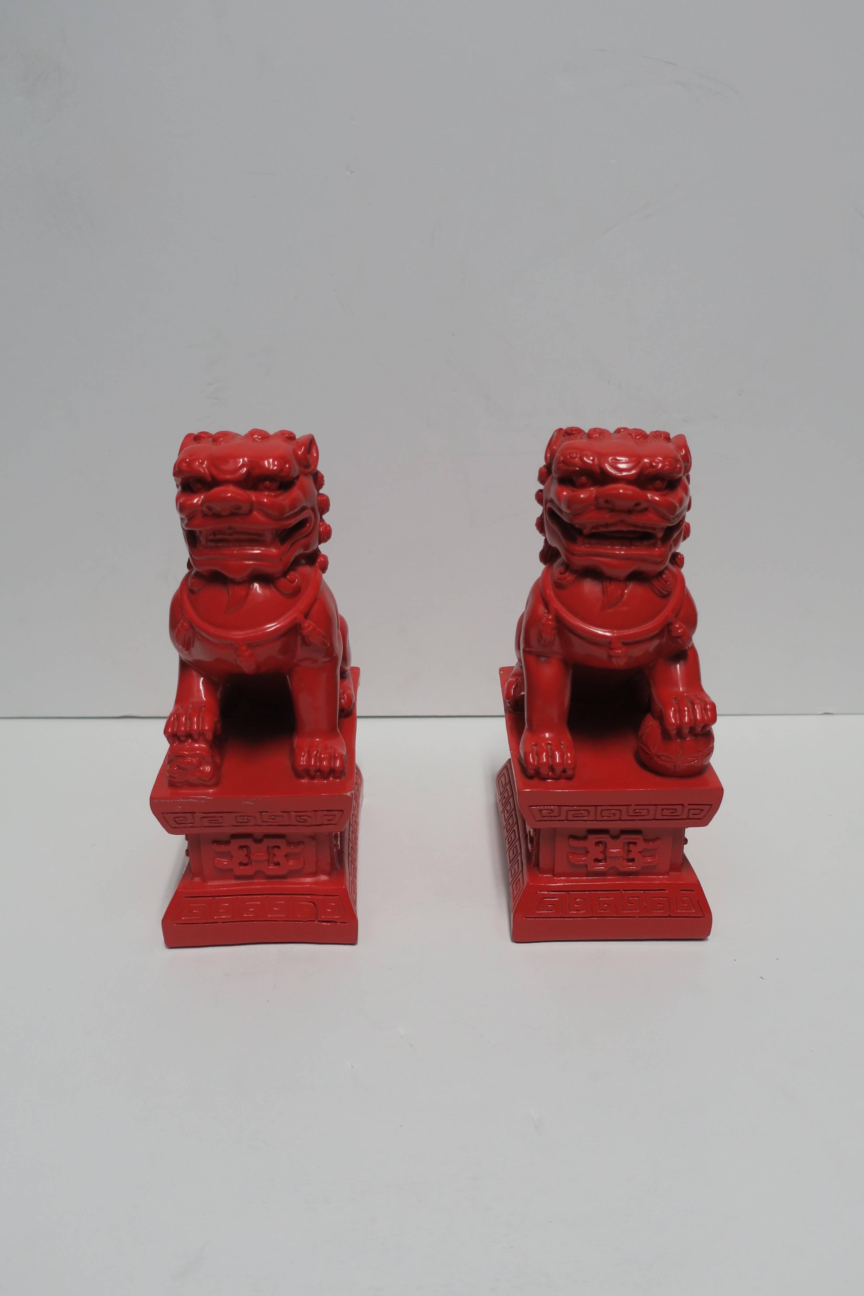 A vintage pair/set of red lacquer foo dog or lion bookends/decorative objects. Relatively tall, each measuring 9.75 in. H.

Measurements: 3.75 in. W x 5.75 in. D x 9.75 in. H

