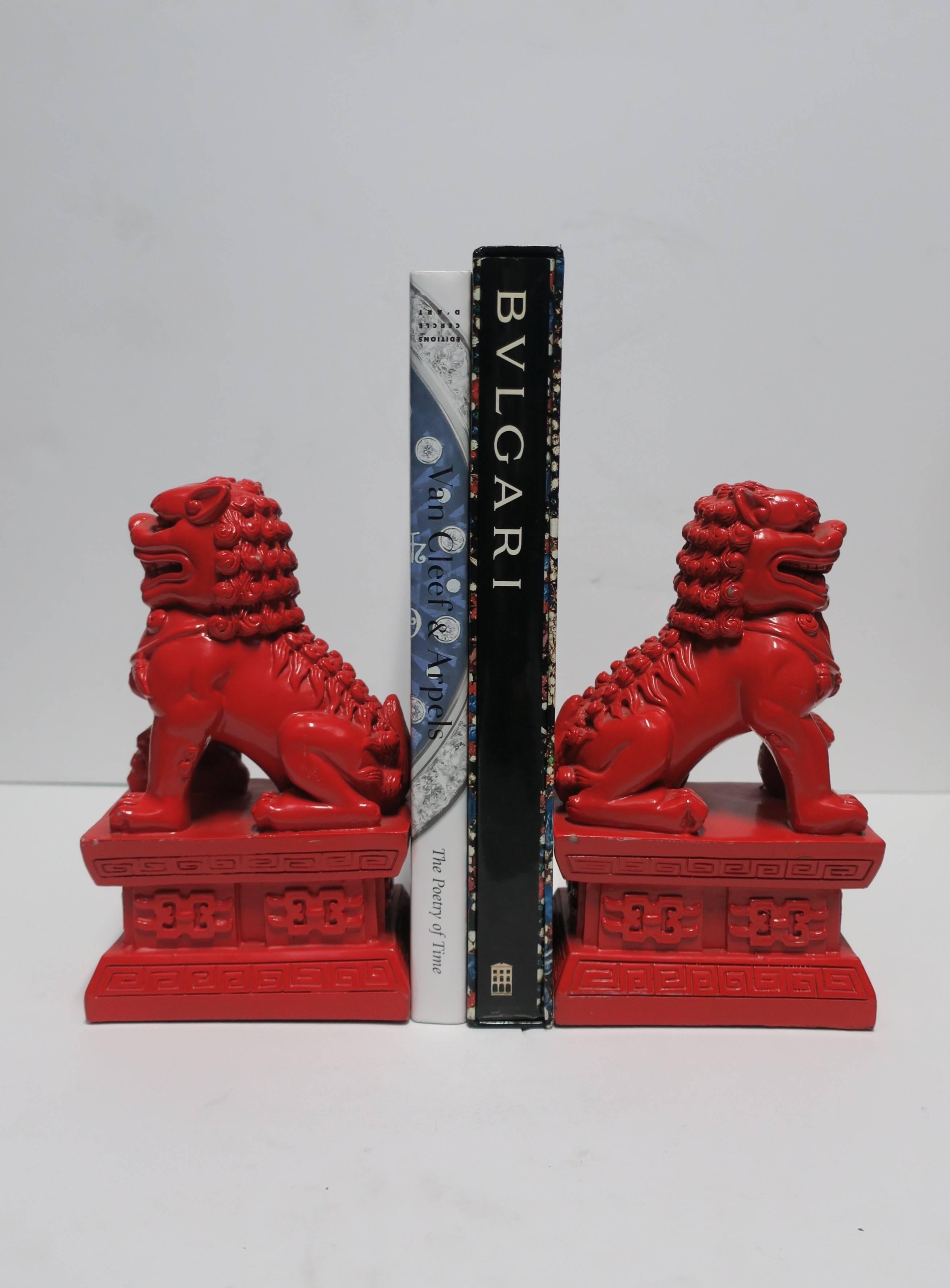 Pair of Red Foo Dogs or Lions Bookends or Decorative Objects In Good Condition In New York, NY