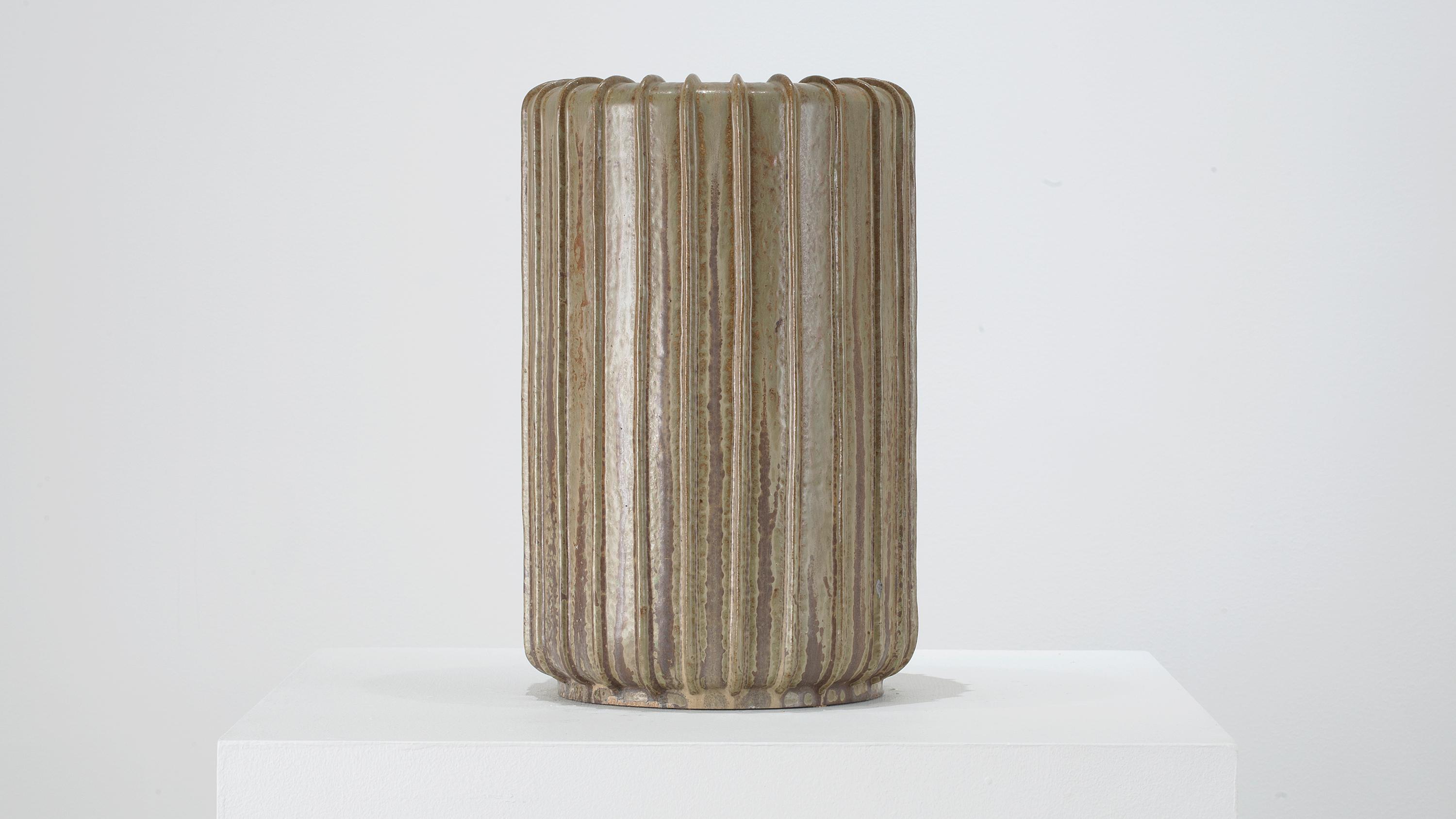 Schöne hohe gerippte Vase von Arne Bang, Dänemark, um 1950. In ausgezeichnetem Vintage-Zustand. 

Arne Bang (Dänisch, 1901-1983)
Hohe gerippte Vase aus Steinzeug, Dänemark, um 1950
Steingut
Maße: 15.5