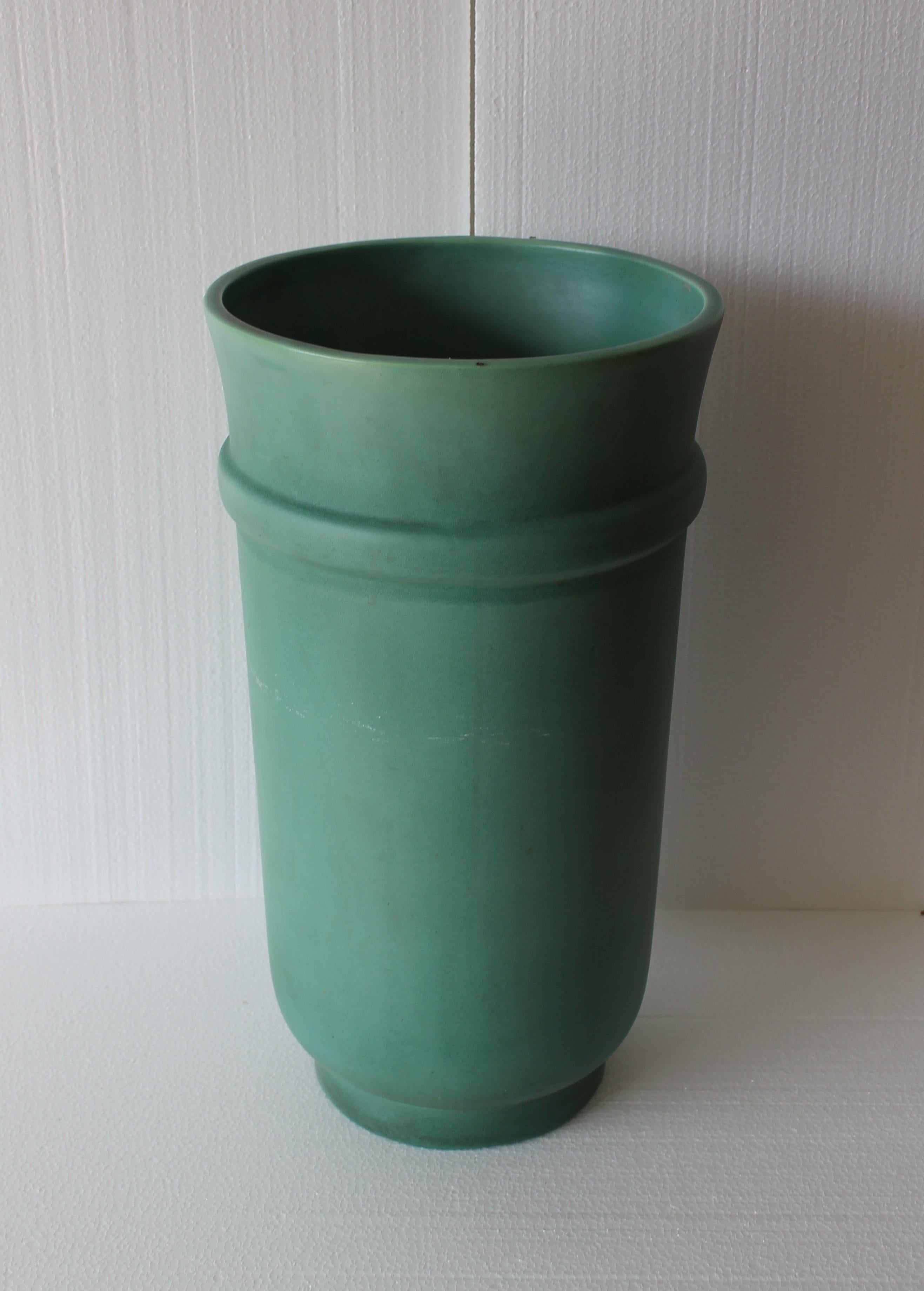 Tall Richard Ginori green ceramic vase by Giovanni Gariboldi, Italy, 1950s

Mark on the base: RICHARD GINORI to in Italia 688T