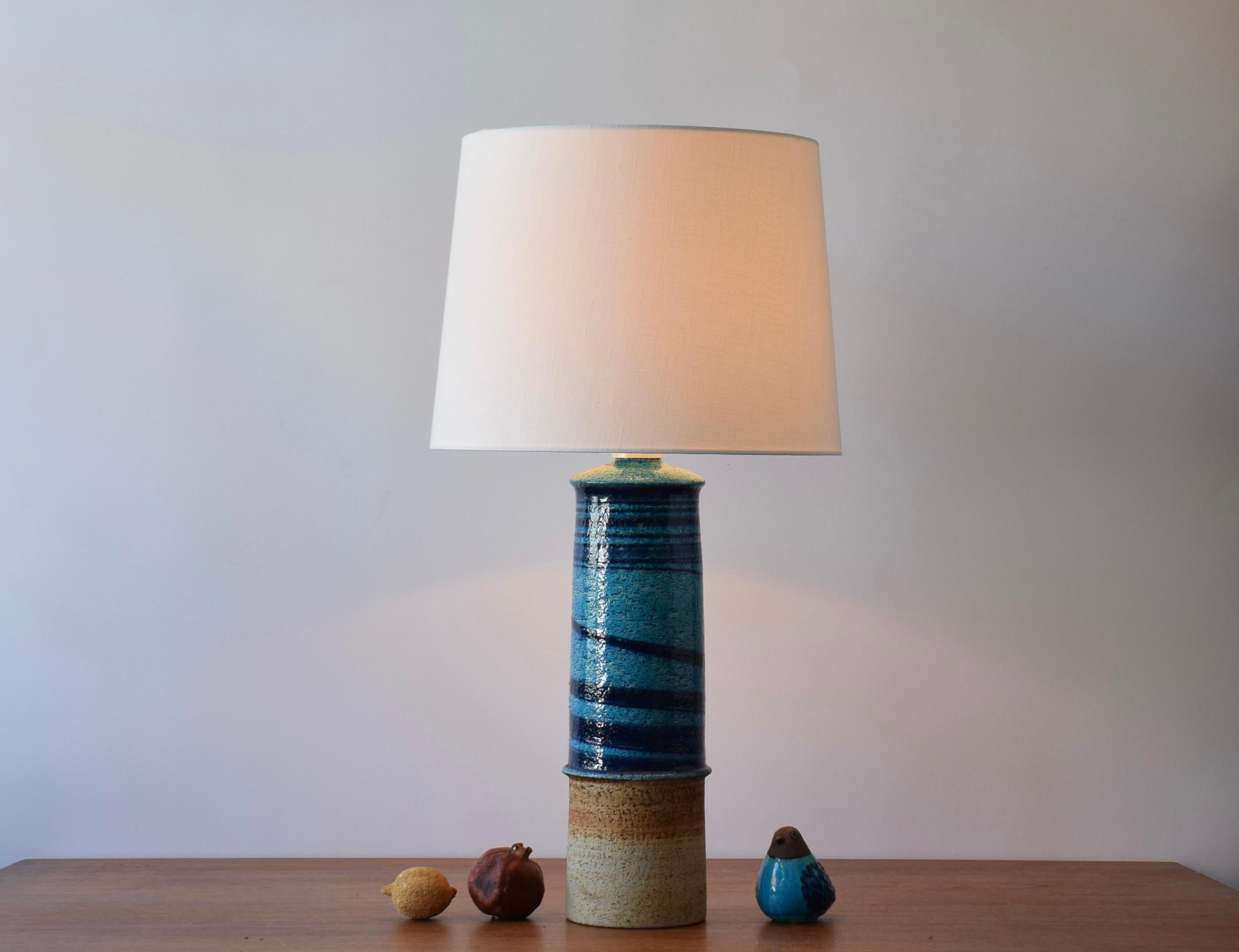 Hohe Tischleuchte aus Steingut von Inger Persson für Rörstrand, Schweden. Hergestellt in den 1960er Jahren.

Die Lampe ist teilweise mit einer hellen türkisfarbenen Glasur glasiert, die mit einem blauen Liniendekor verziert ist. Im Kontrast dazu