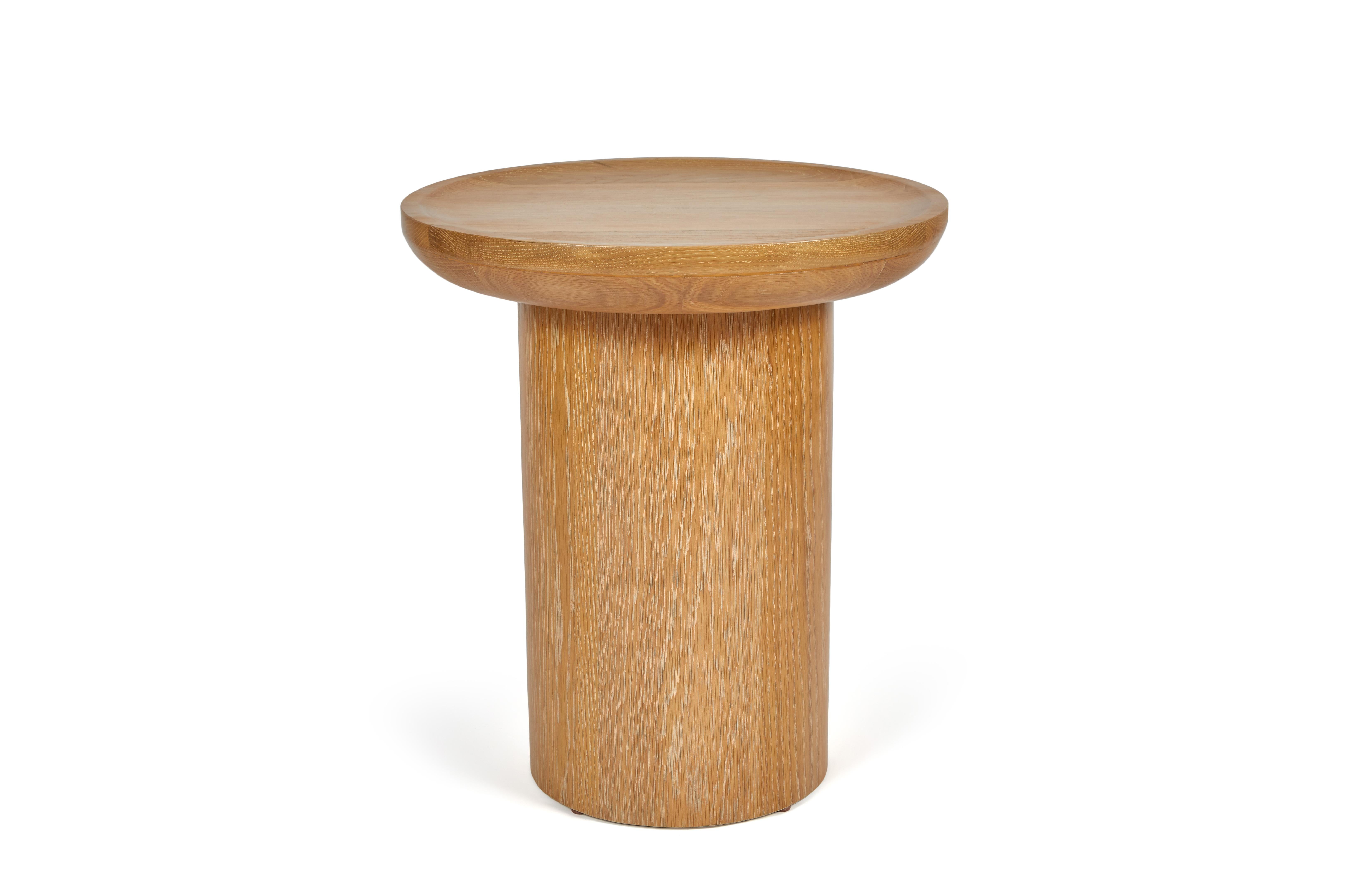 La table d'appoint ronde Findley de Martin & Brockett présente le rebord sculpté et incurvé caractéristique de la Collection S, ainsi qu'un socle rond.

Montré en chêne cérusé

H 22,5 po x L 20 po x P 20 po

D'autres tailles et finitions sont