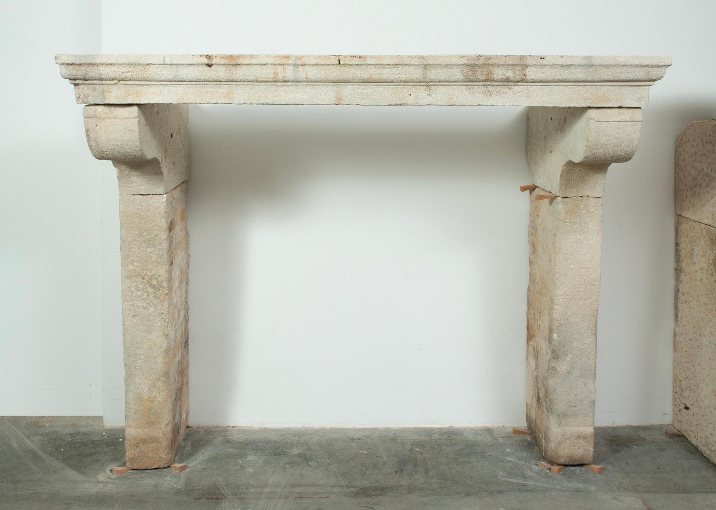 Grande cheminée rustique en pierre calcaire française - Blanc tendre, finition antique - Schermerhorn Antique Fireplaces

Apportez une élégance intemporelle à votre maison avec cette haute cheminée rustique française, fabriquée en pierre calcaire