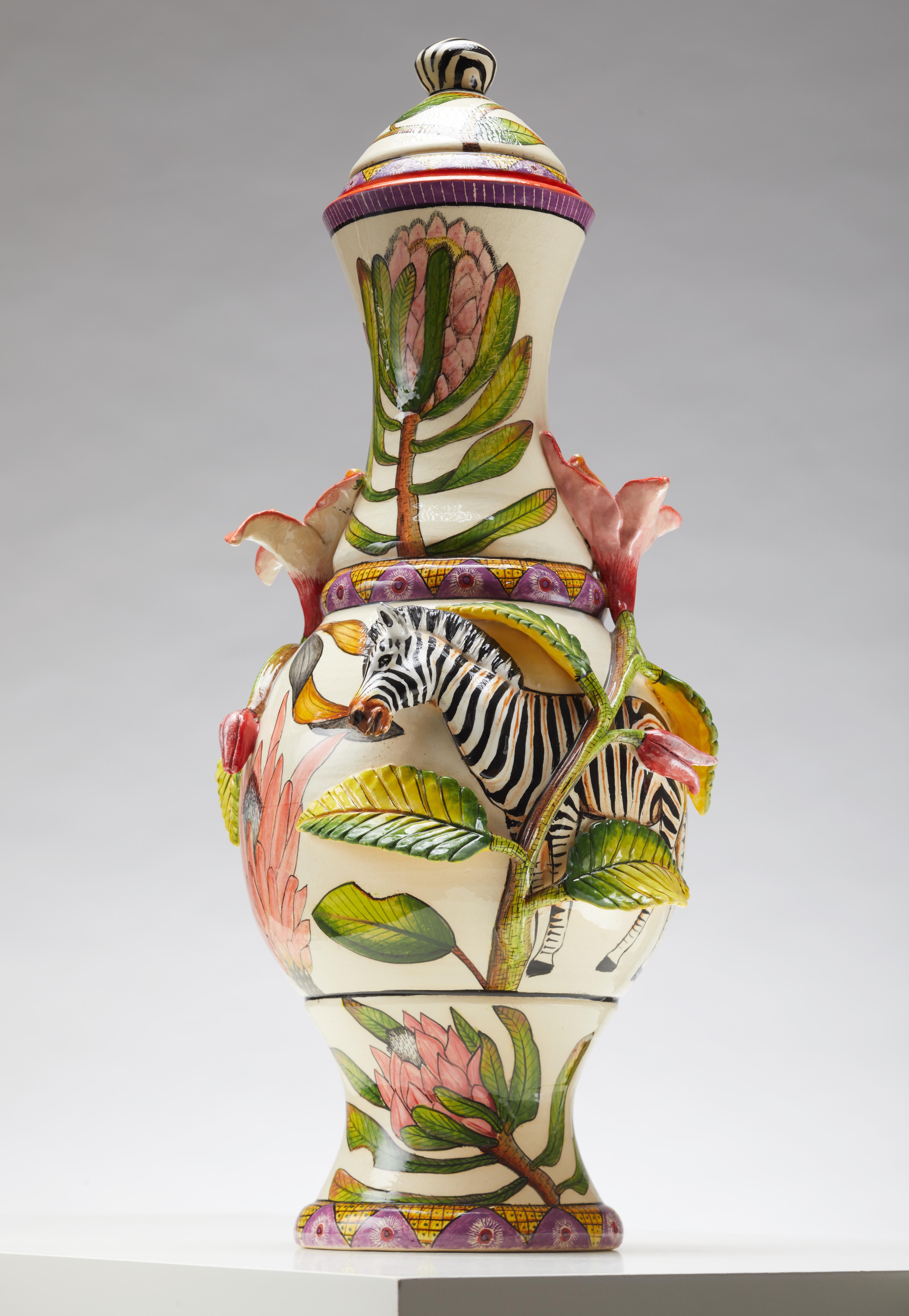 Scopri l'affascinante bellezza della natura selvaggia africana con questo vaso con coperchio Zebra scolpito della collezione African Fauna and Flora. Questo straordinario pezzo presenta una scultura di zebra magistralmente realizzata, con dettagli