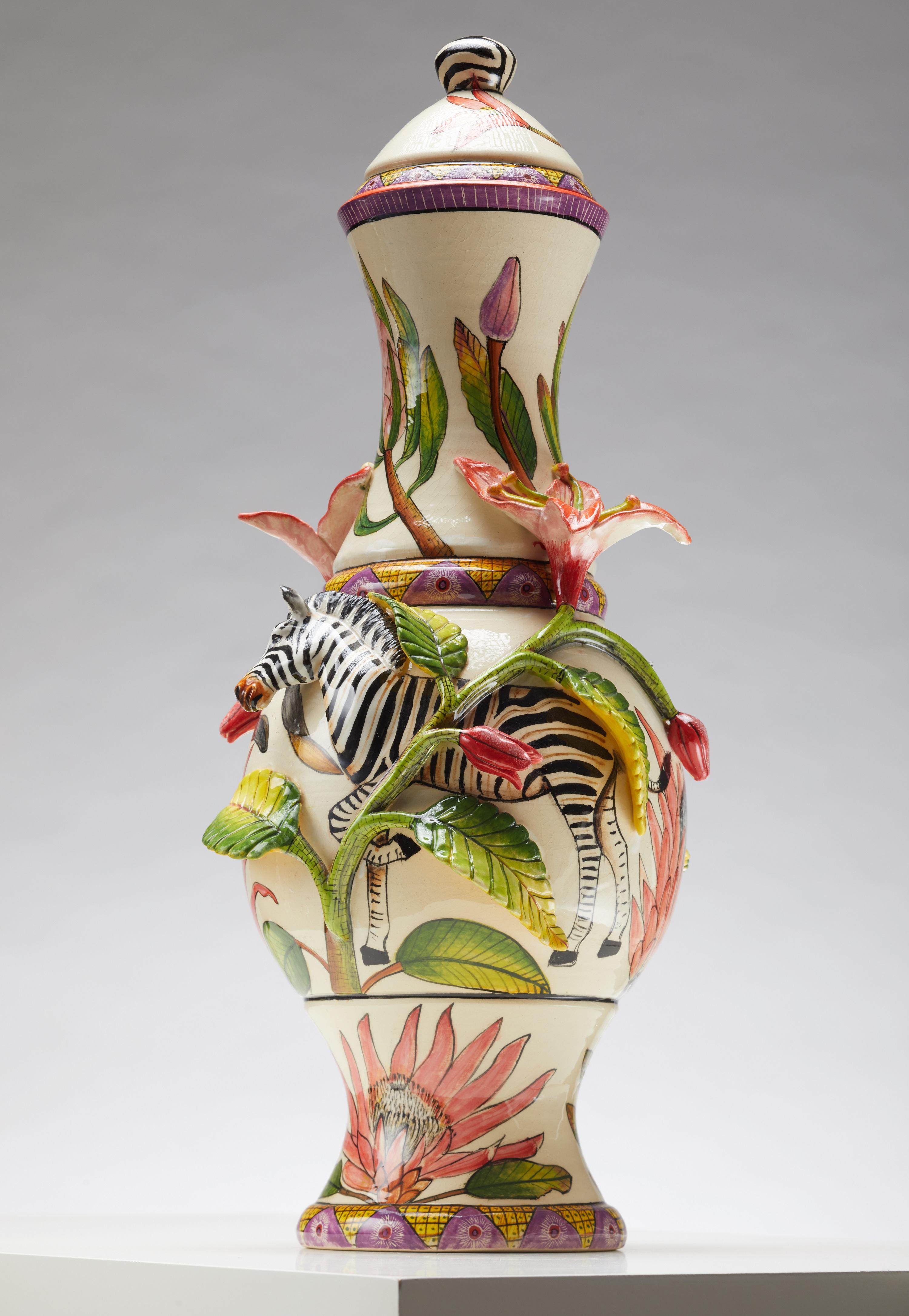 Sudafricano Vaso alto con coperchio a forma di zebra scolpita: Collezione Fauna e Flora Africana in vendita