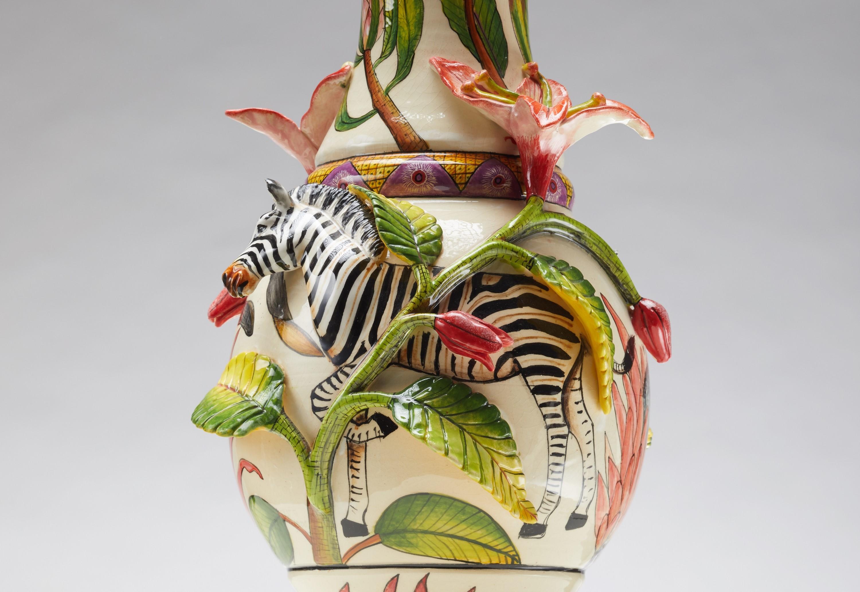 Fatto a mano Vaso alto con coperchio a forma di zebra scolpita: Collezione Fauna e Flora Africana in vendita