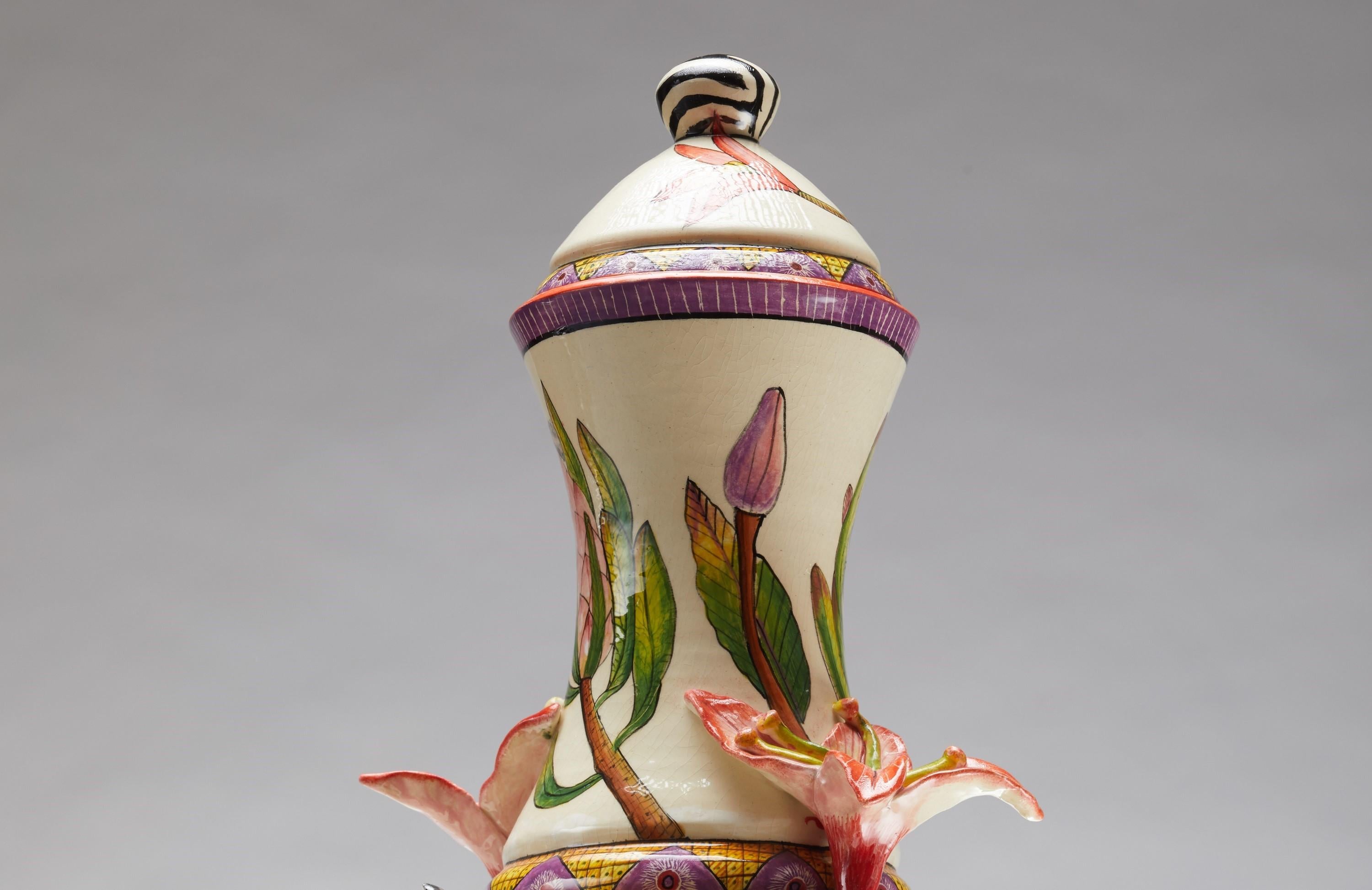 Vaso alto con coperchio a forma di zebra scolpita: Collezione Fauna e Flora Africana In condizioni ottime in vendita a Jersey City, NJ