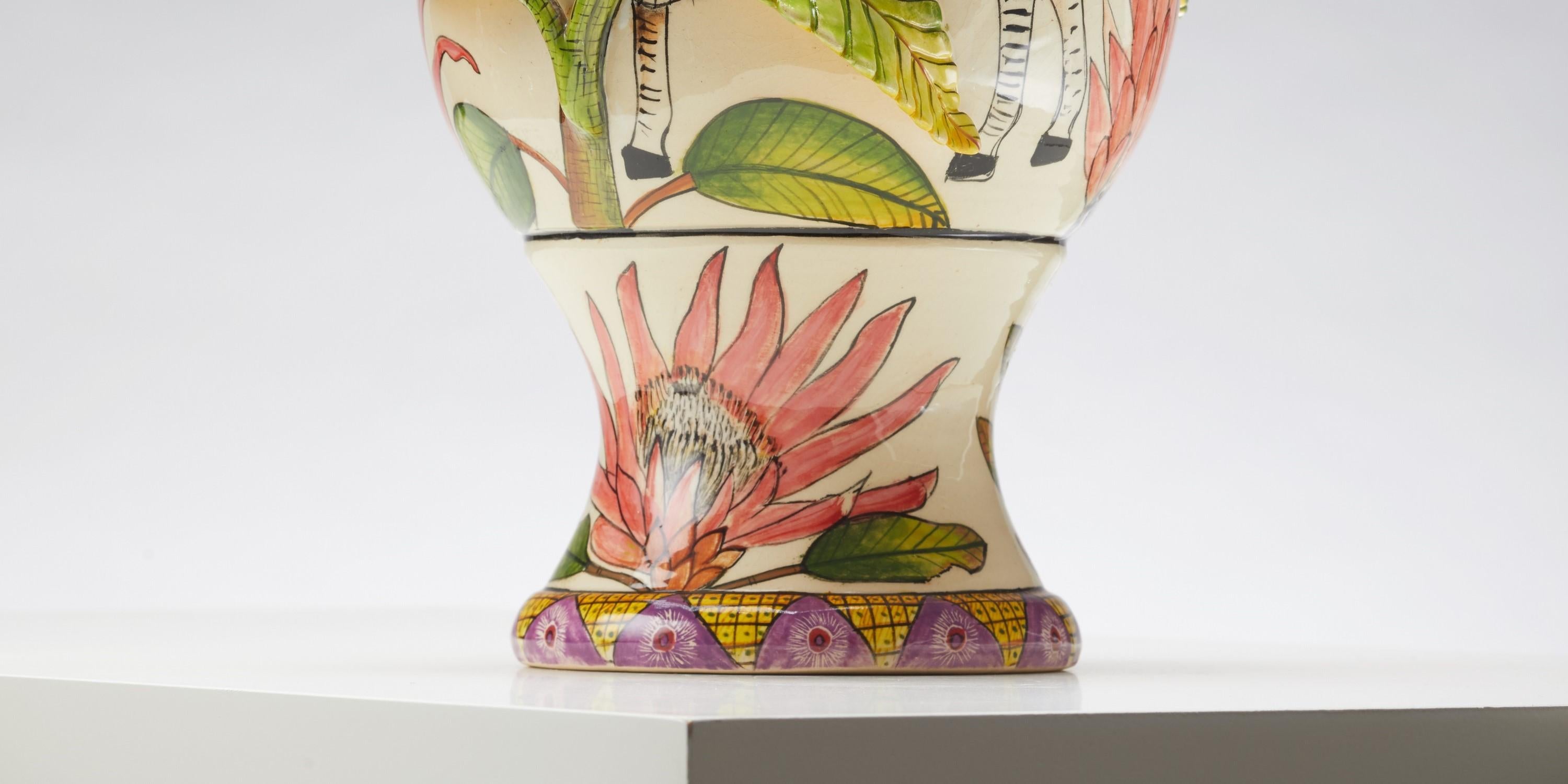 XXI secolo e contemporaneo Vaso alto con coperchio a forma di zebra scolpita: Collezione Fauna e Flora Africana in vendita