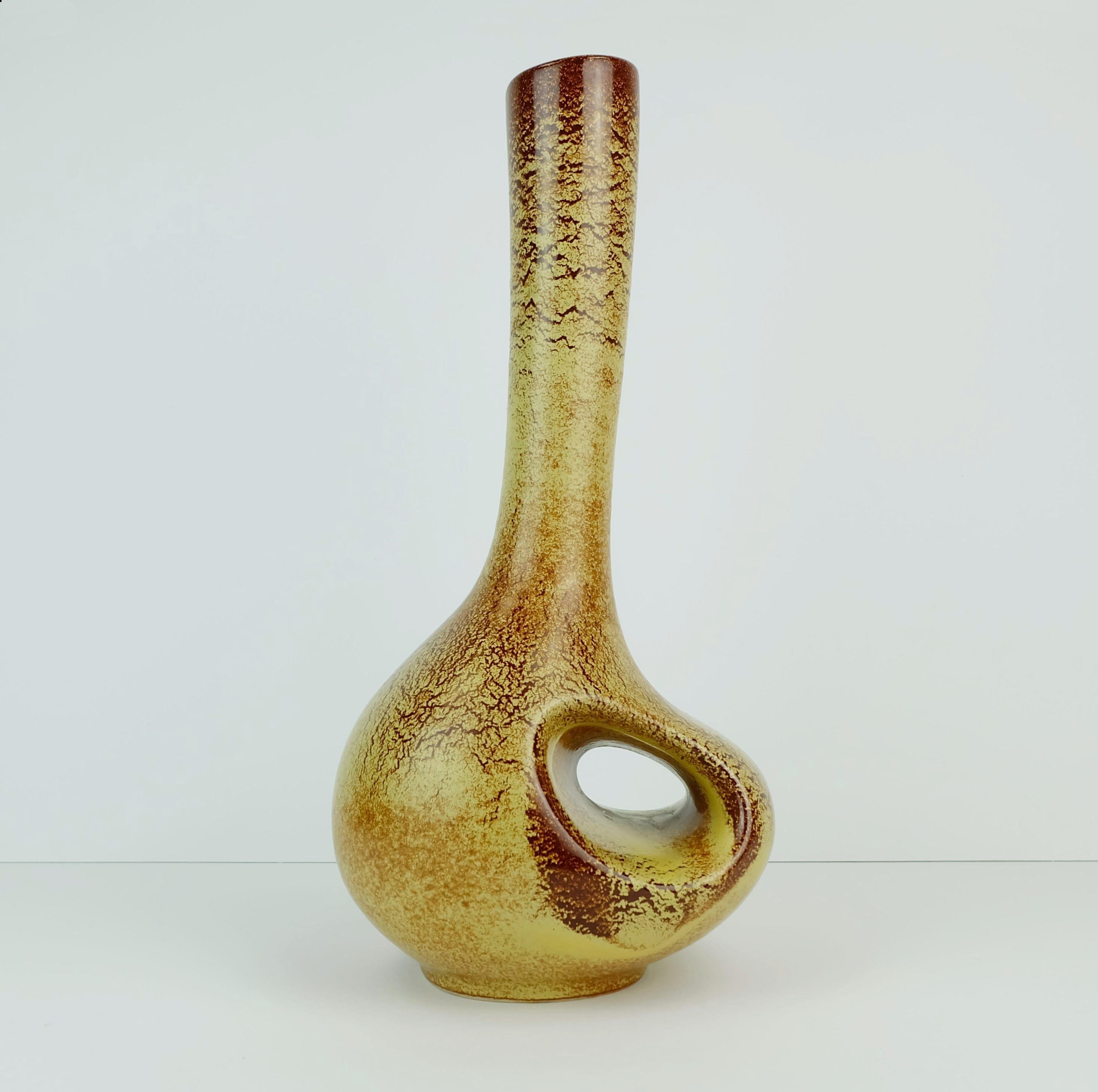 Fantastic Italian mid century ceramic vase. Designed by Roberto Rigon for Bertoncello. Beautiful sculptural shape, glaze in different shades of light brown and russet.

Height 13.77