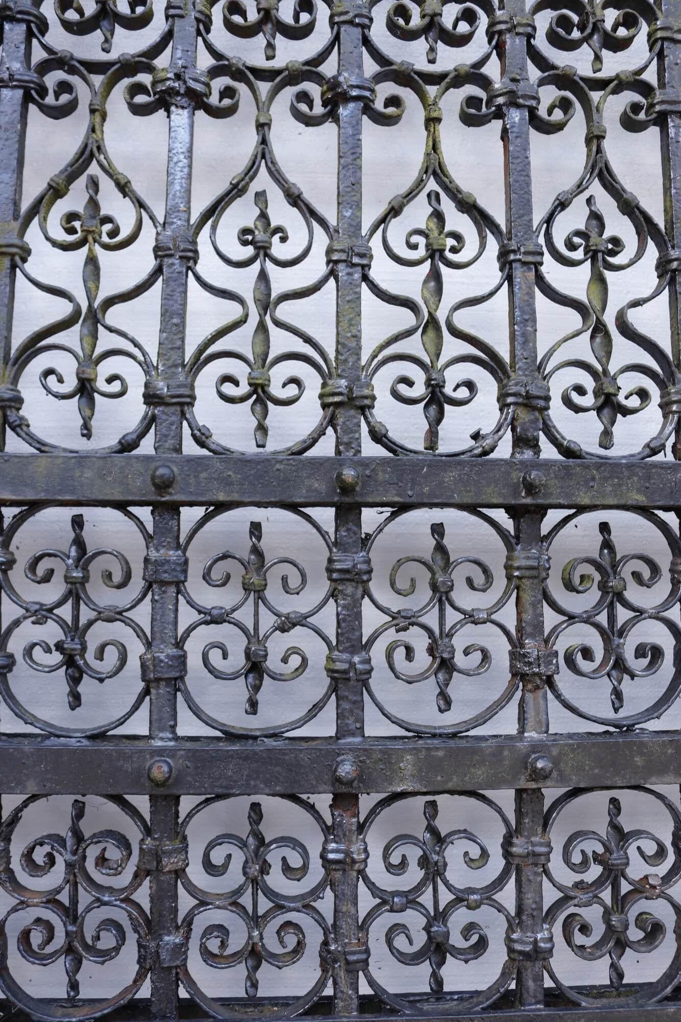 Tall Set of Antique Georgian Style Driveway Gates 295 cm (9’ 6”) In Fair Condition For Sale In Wormelow, Herefordshire