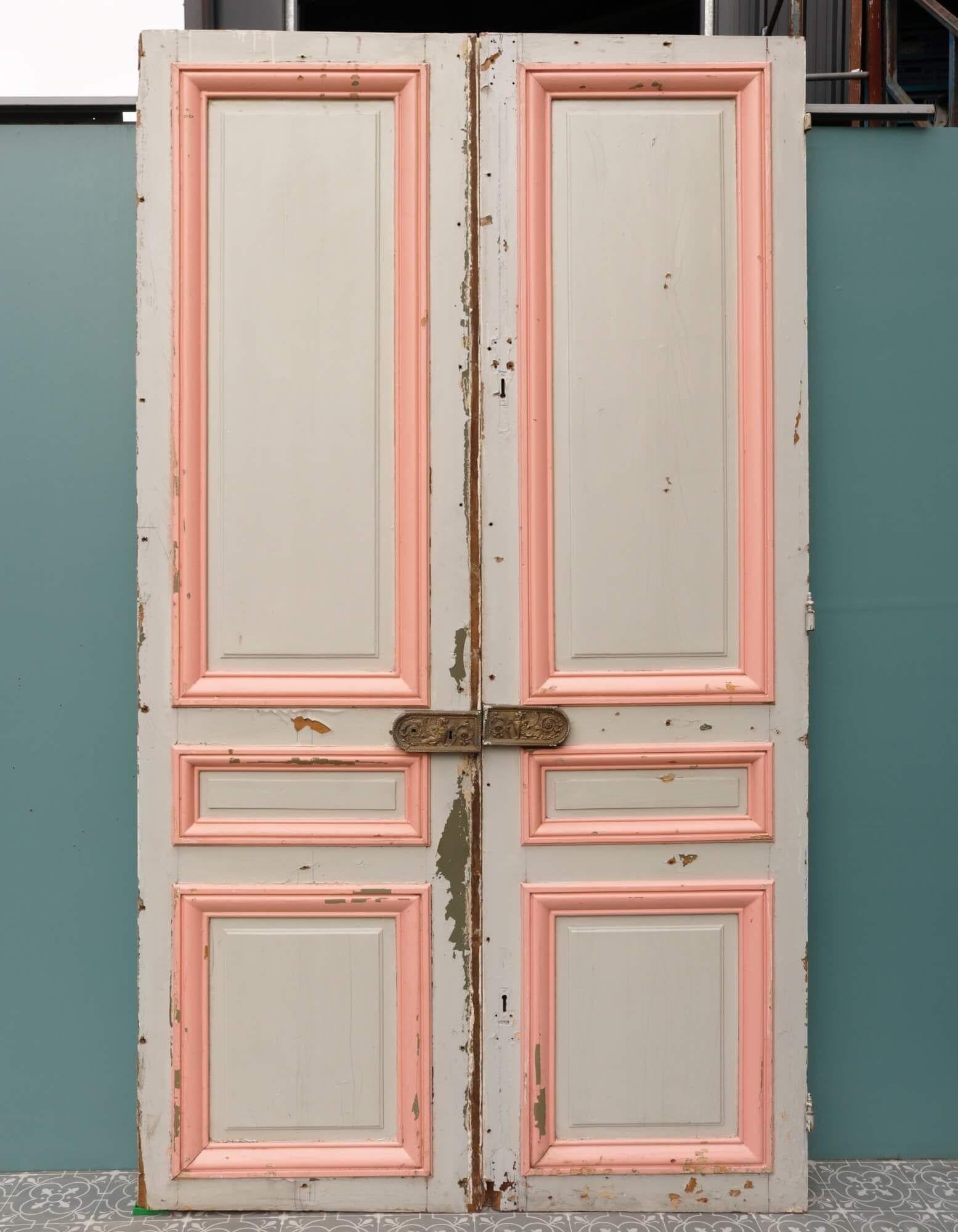Tall Set of Painted Louis XVI Style Room Dividing Doors In Distressed Condition For Sale In Wormelow, Herefordshire