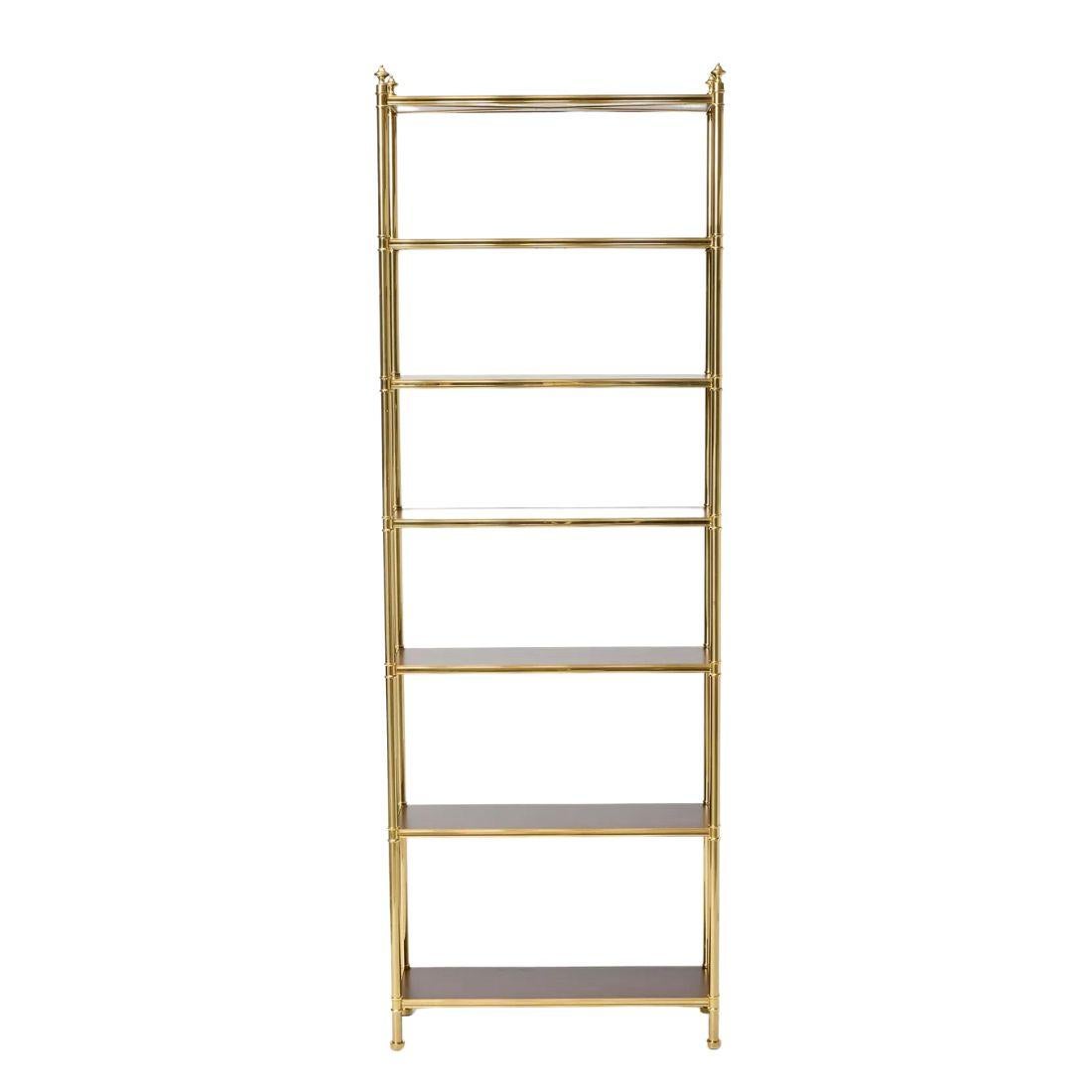 Un mix sorprendente di eleganza e utilità: questa étagère alta e stretta in stile Regency con sette ripiani è un raffinato oggetto da esposizione e conservazione che dona una raffinatezza senza tempo a qualsiasi spazio. Realizzato con una calda