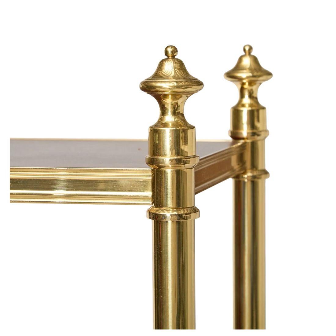 Etagere alto a sette ripiani in ottone e mogano in stile Regency In condizioni buone in vendita a Locust Valley, NY