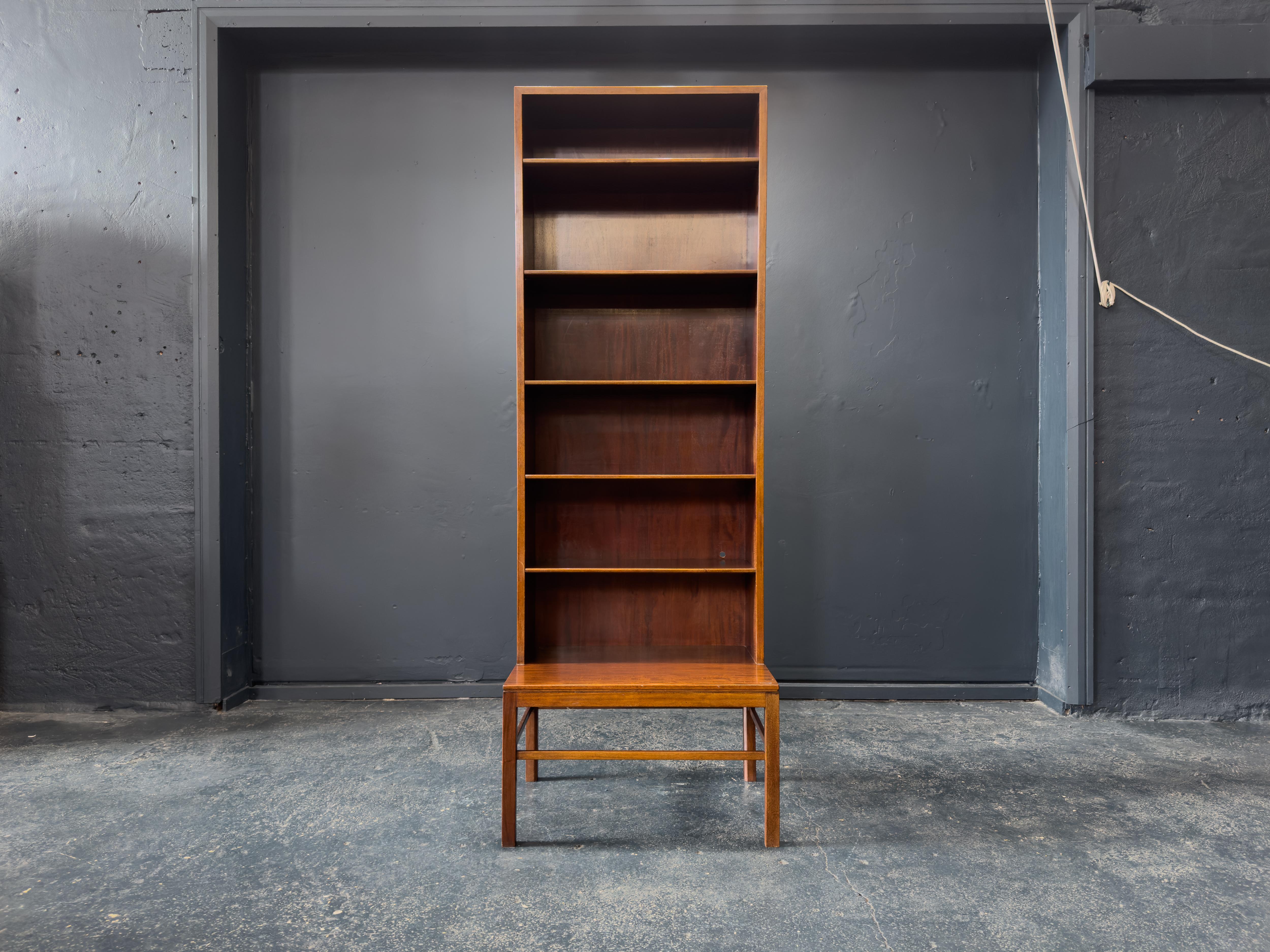 Questa splendida libreria in legno di noce della metà del secolo scorso è tanto una dichiarazione di design quanto un elemento funzionale per riporre gli oggetti. Realizzato in legno con una ricca venatura, presenta un profilo graziosamente alto e