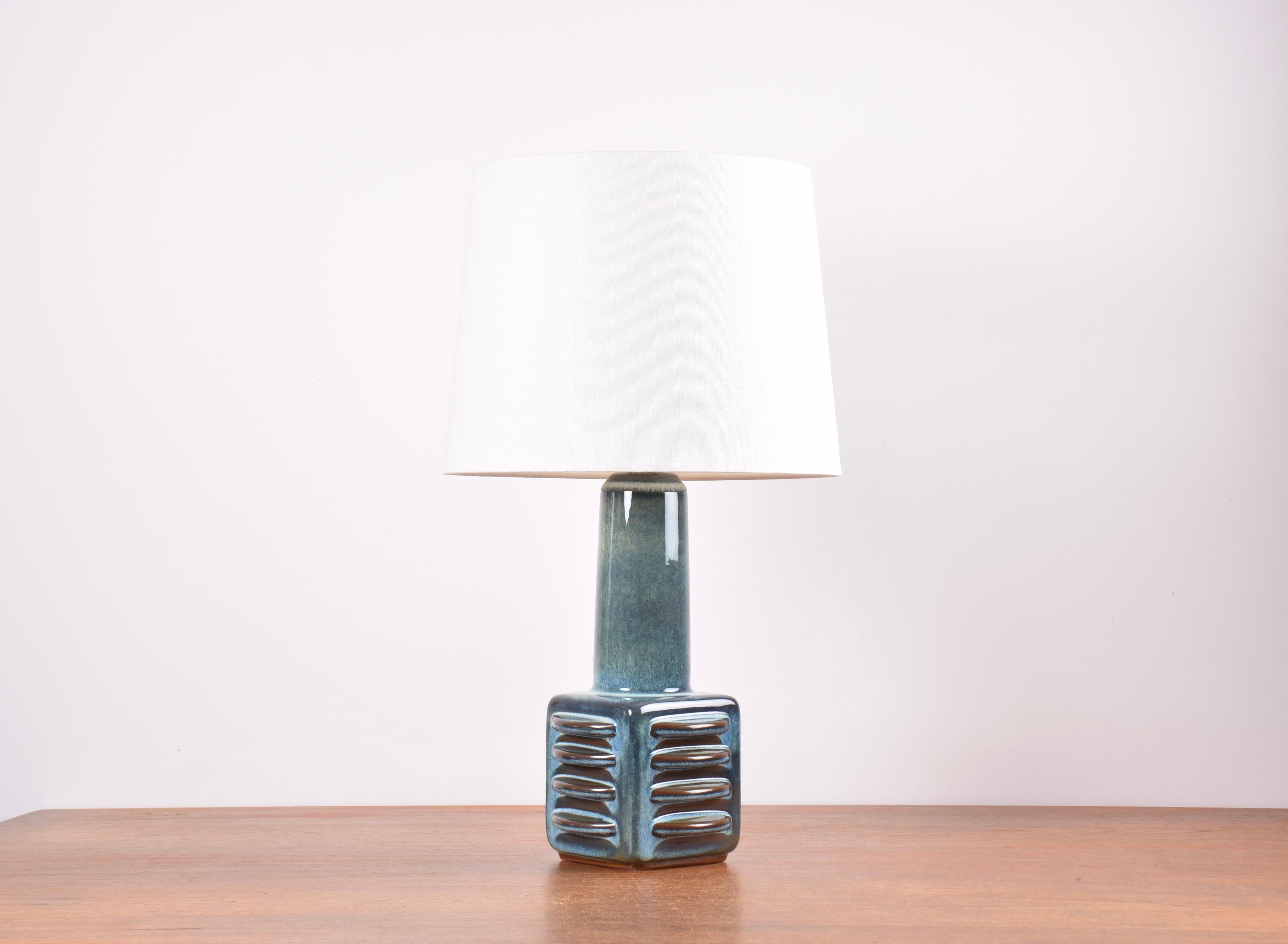 Lámpara de mesa alta y escultural de Søholm Stentøj, Dinamarca.
Diseñado por Einar Johansen y fabricado hacia la década de 1960.
Fascinante juego de colores de esmalte azul petróleo, verde, marrón y beige.

Se incluye una nueva pantalla de lámpara
