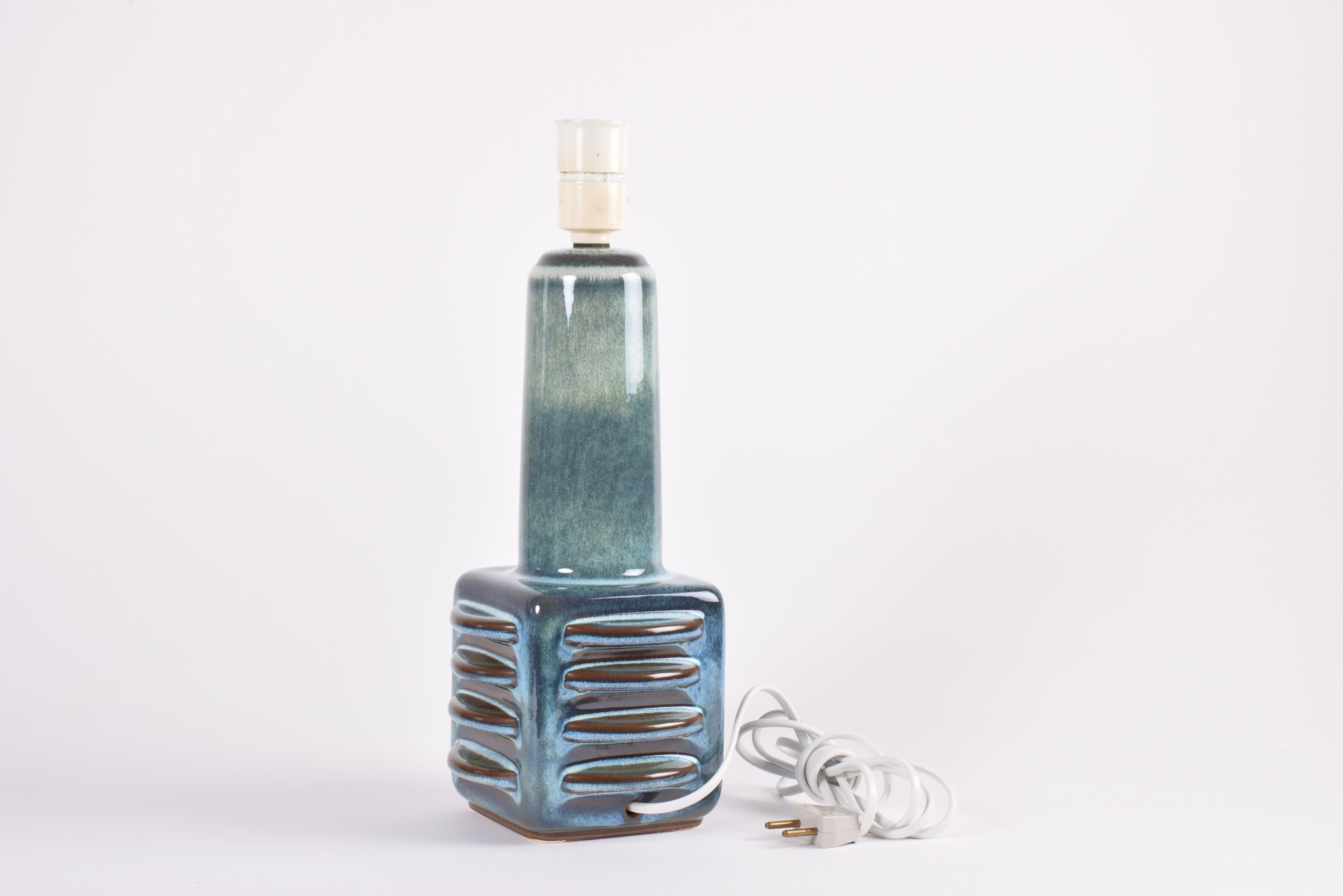 Lámpara de mesa escultórica Søholm alta Azul Verde Marrón, Danesa Moderna Años 60 mediados del siglo XX