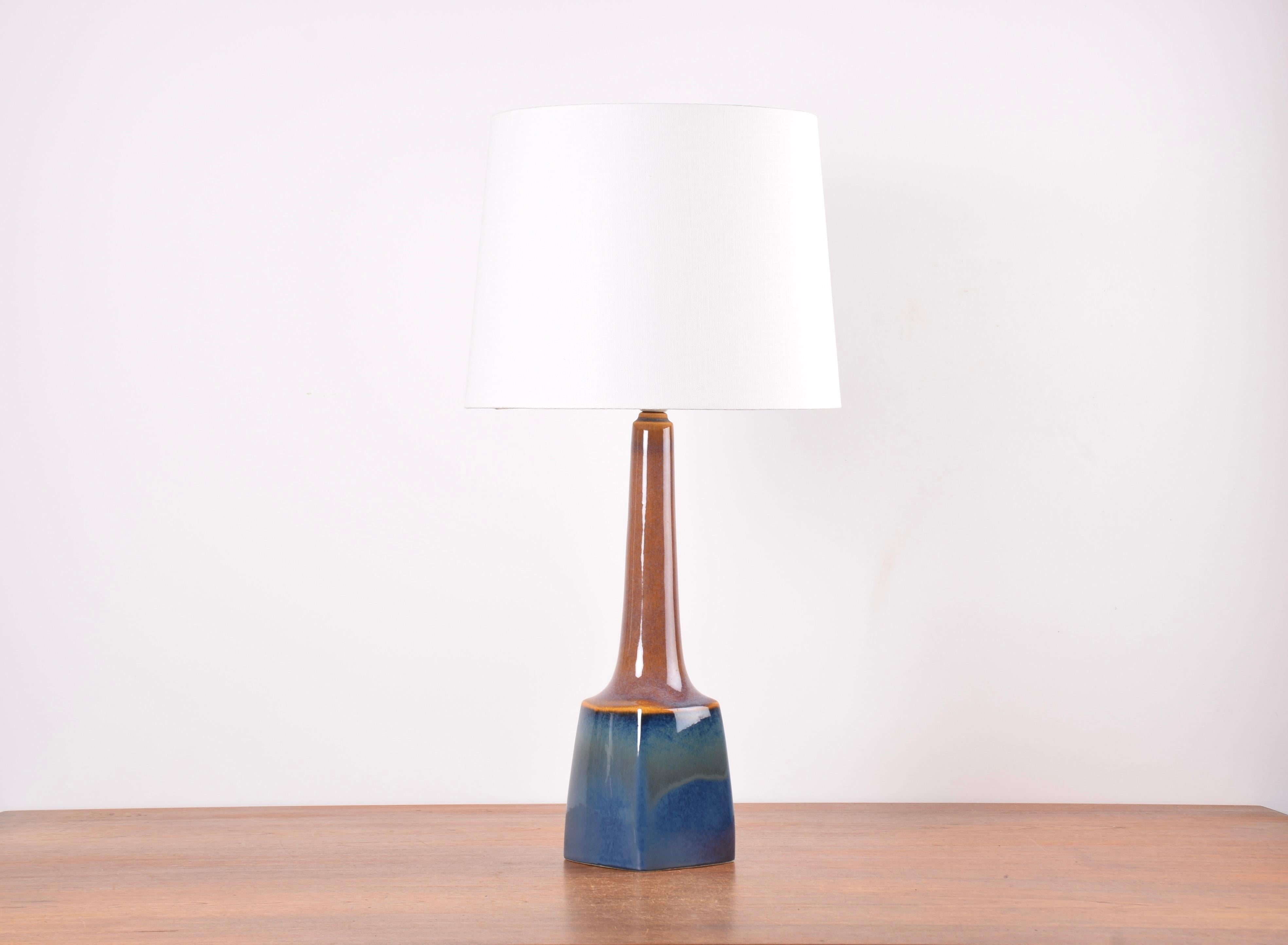 Tall ceramic table lamp from Søholm Stentøj, Denmark.
Made circa 1960s.

Beautiful shift in glaze colors from caramel brown over purple to blue.

Included is a new lamp shade designed and made in Denmark. It is made of woven fabric with some texture