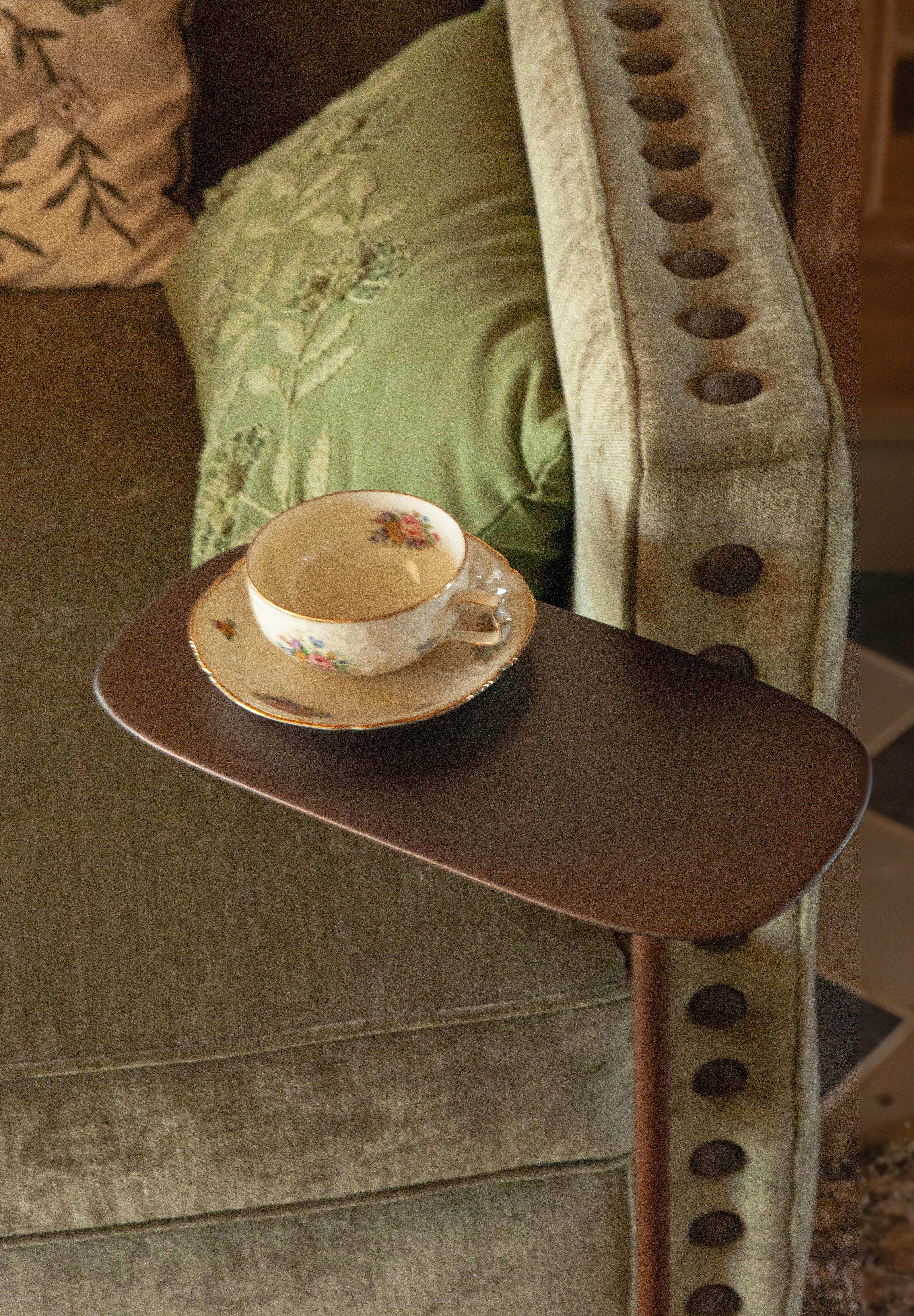 UNISM - Grande table d'appoint en laiton vieilli en vente 3