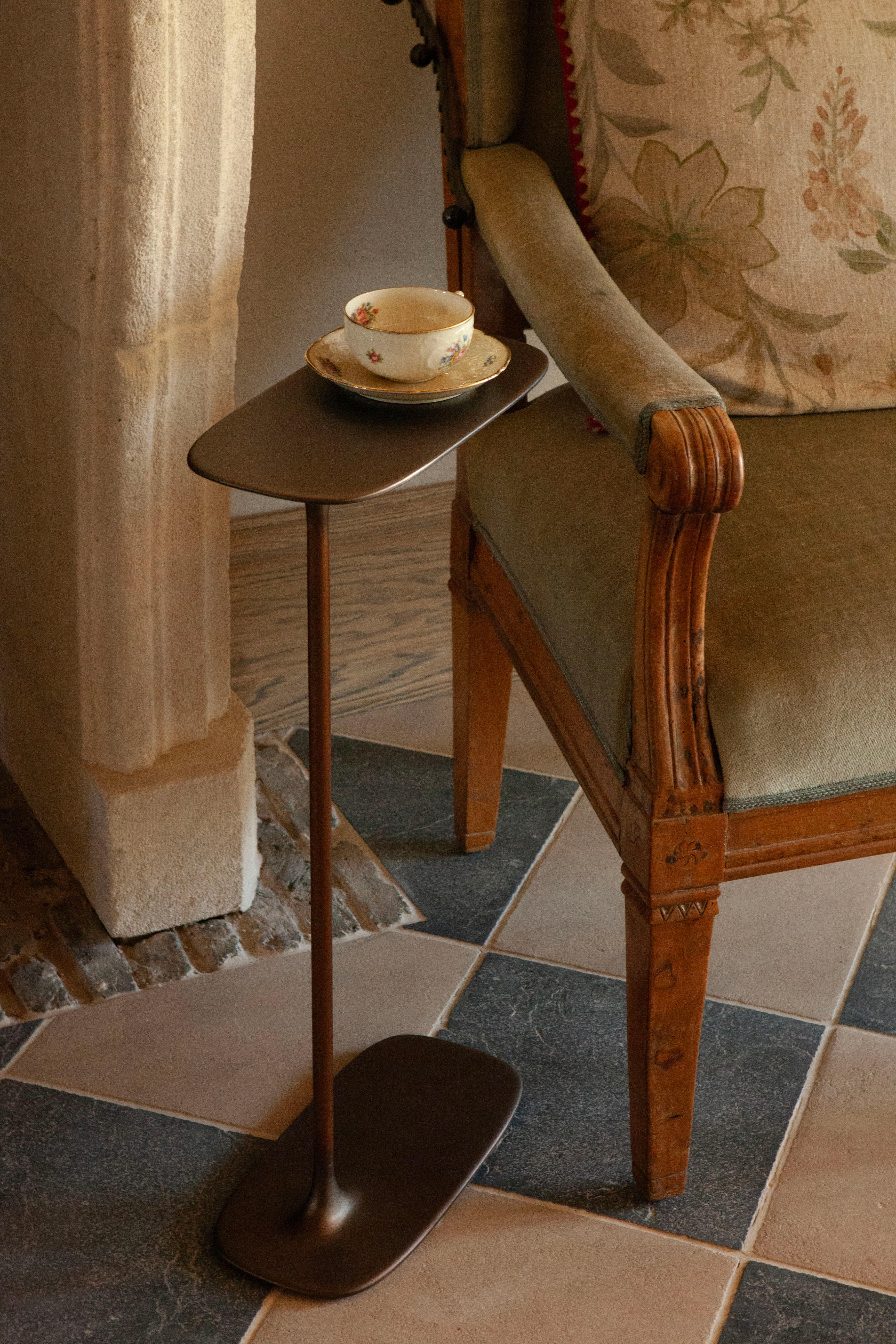 UNISM - Grande table d'appoint en laiton vieilli en vente 4