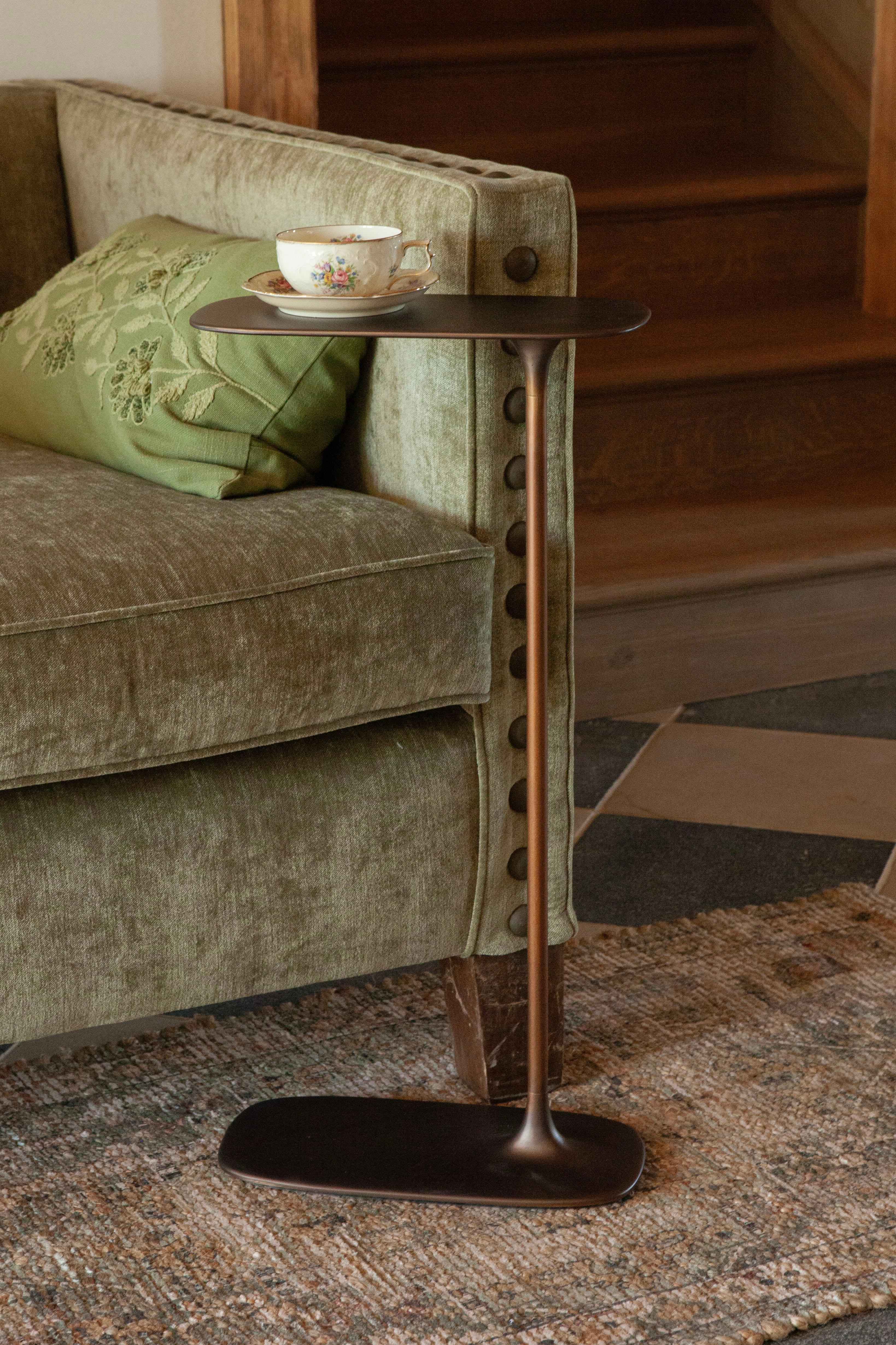 Moderne UNISM - Grande table d'appoint en laiton vieilli en vente